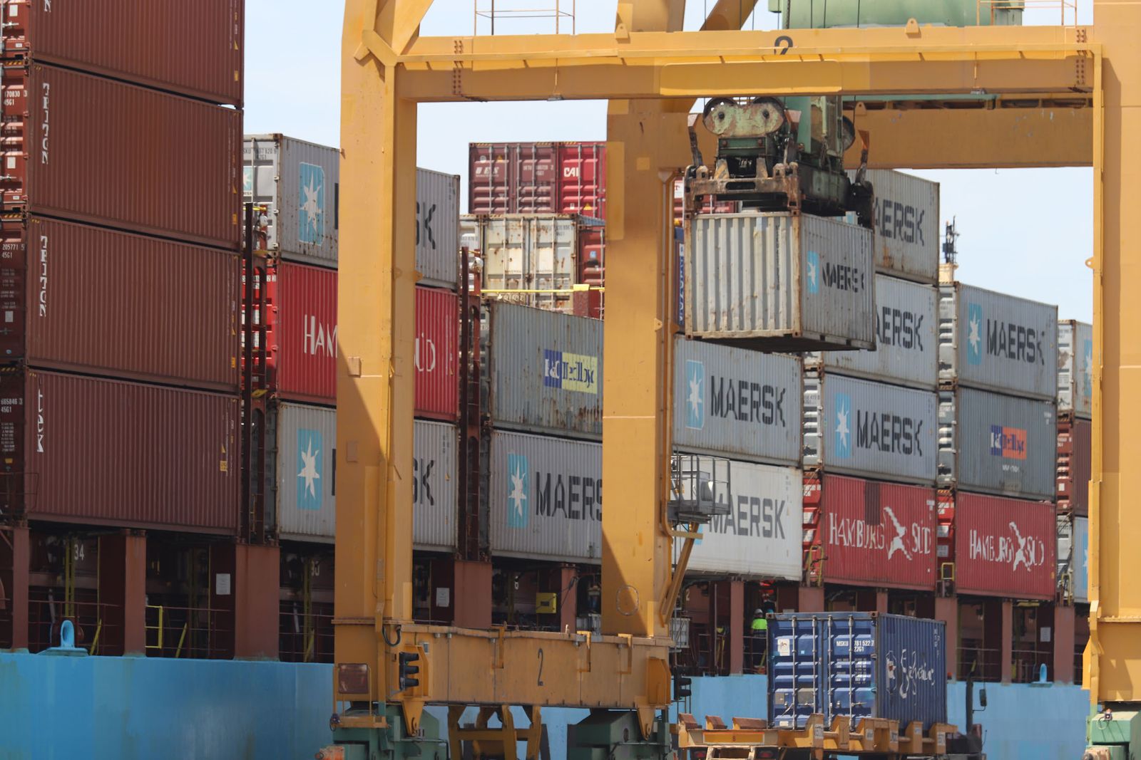 Imágenes de la llegada del buque Maersk al Puerto de Huelva, que abre las escalas con la línea entre Leixoes y Algeciras