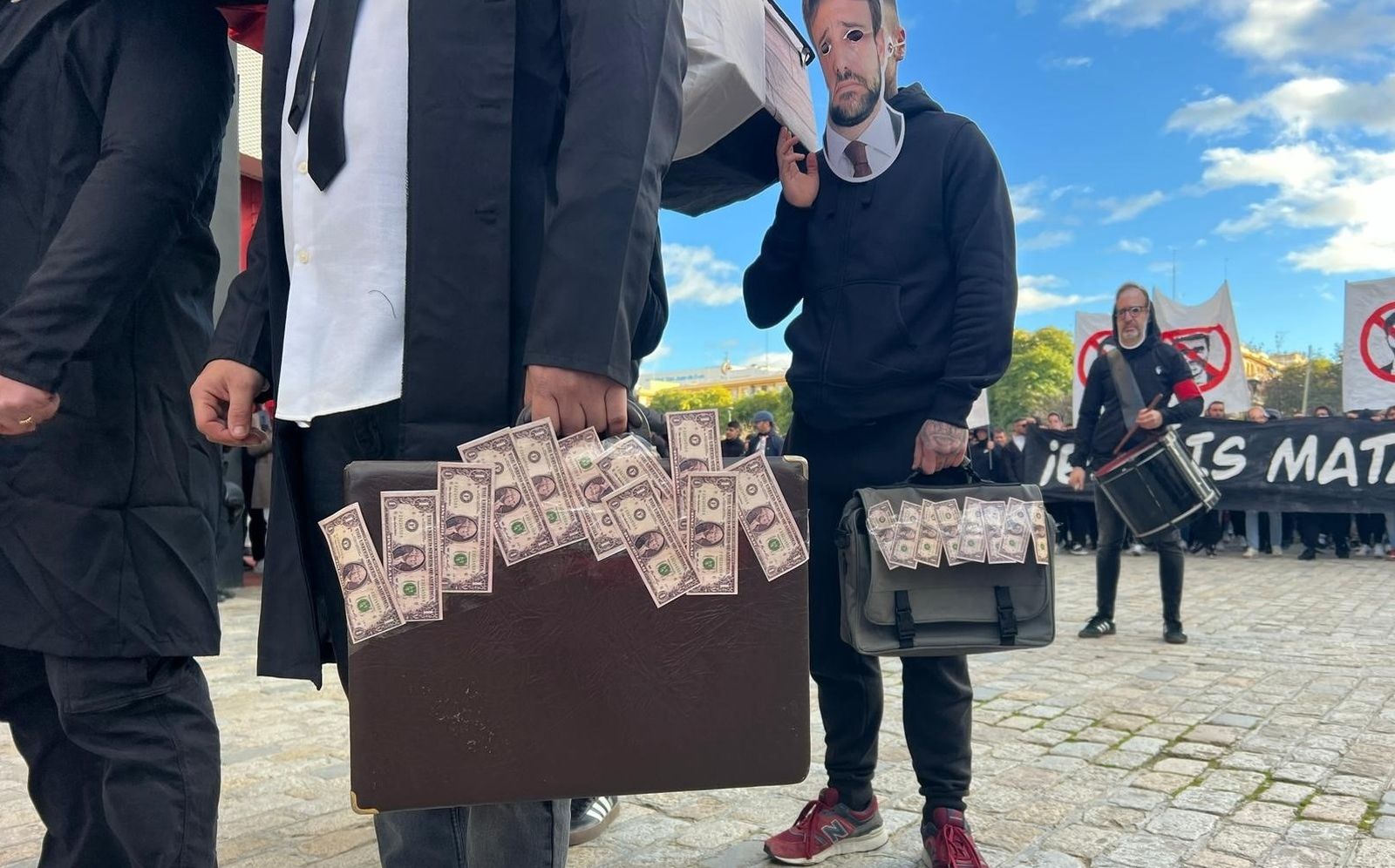 Figurantes hacen de Del Nido Carrasco, accionistas y Alberto Pérez Solano.