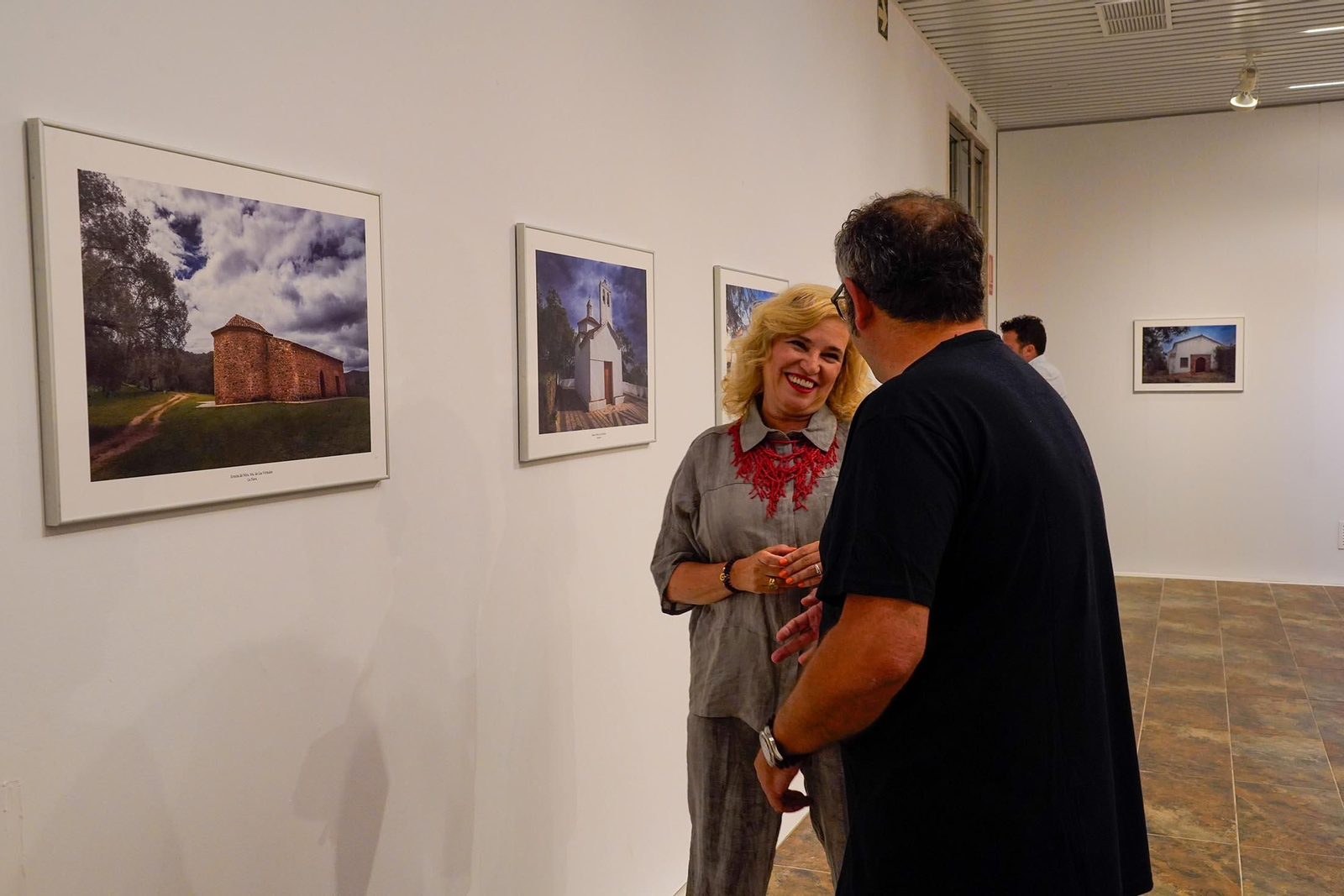 Imágenes de la inauguración de la exposición 'Ermitas de repoblación en la Sierra de Huelva' por La diputada de Cultura, Gracia Baquero, y el autor de la exposición, Jorge Garrido.