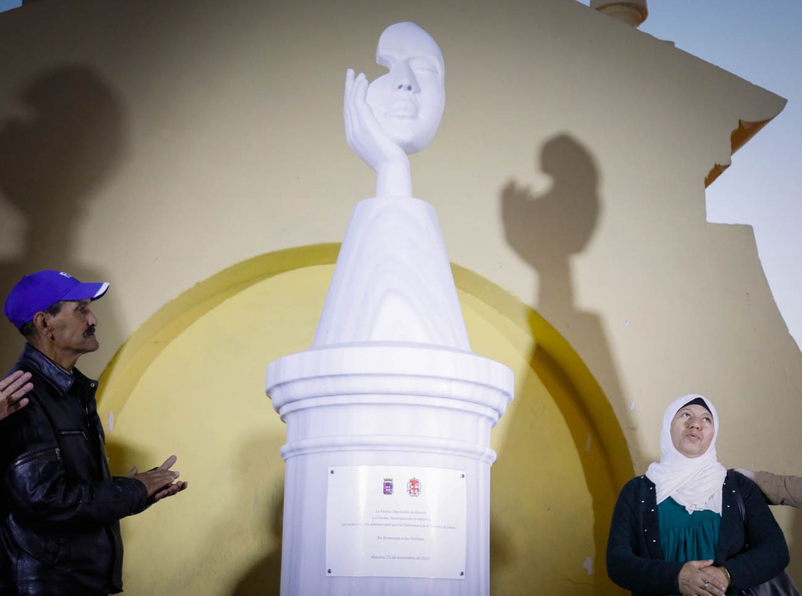 Imágenes del monolito en homenaje a las víctimas de violencia de género