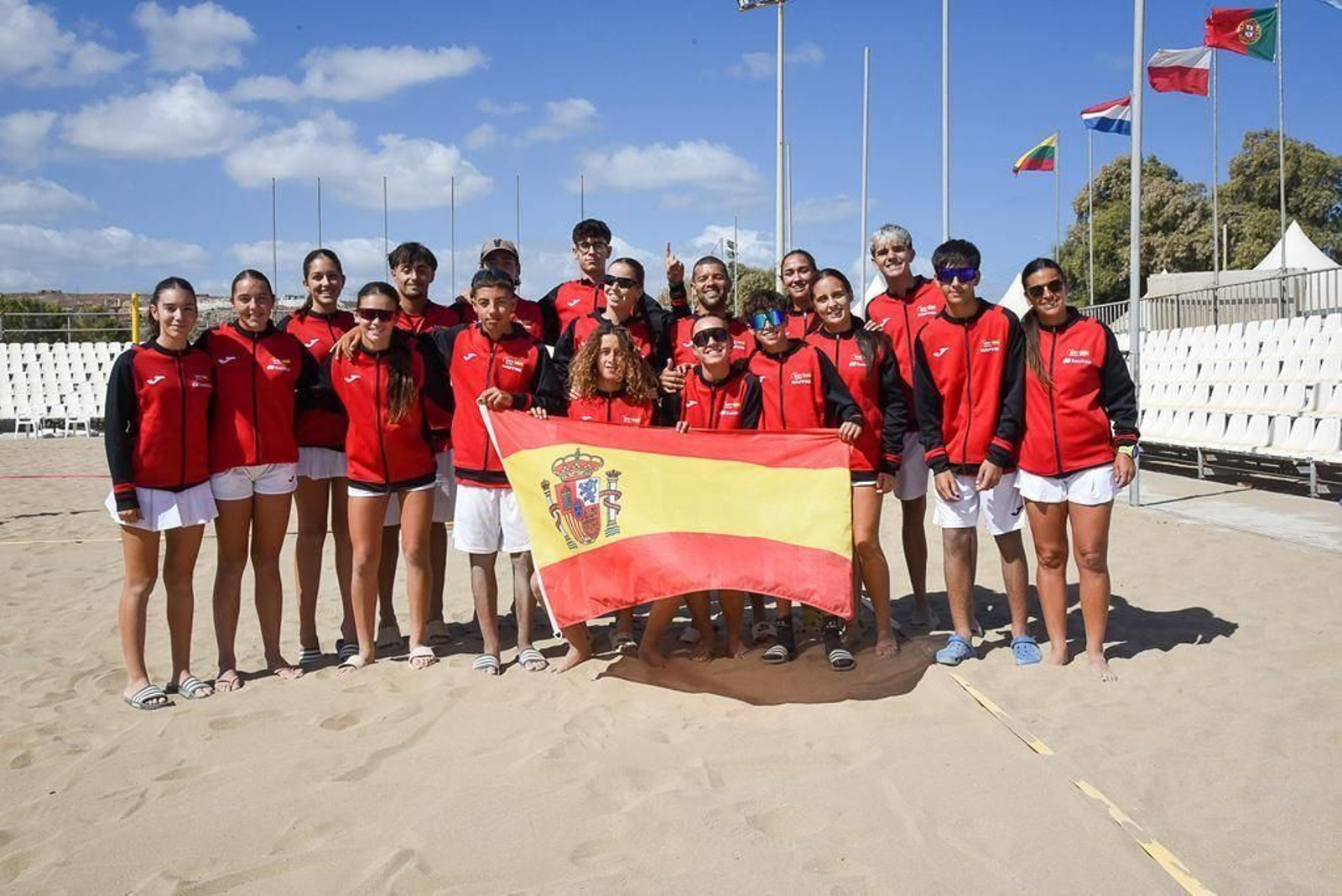 Foto de equipo de la expedición española que se dio cita en la  Isla de Creta para participar en el Europeo de Tenis Playa.
