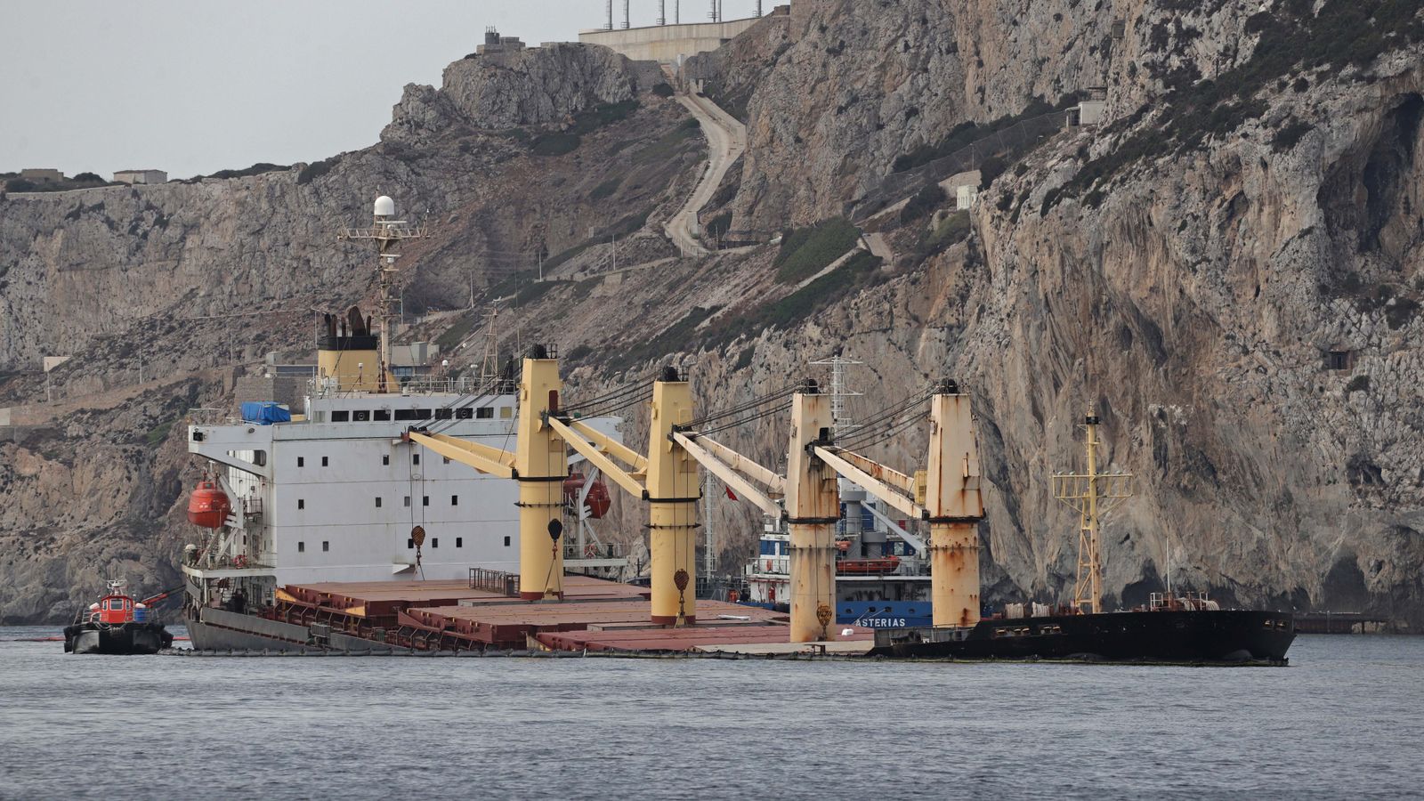 Fotos del buque hundido en Gibraltar y vertido en la playa de Poniente de La Línea