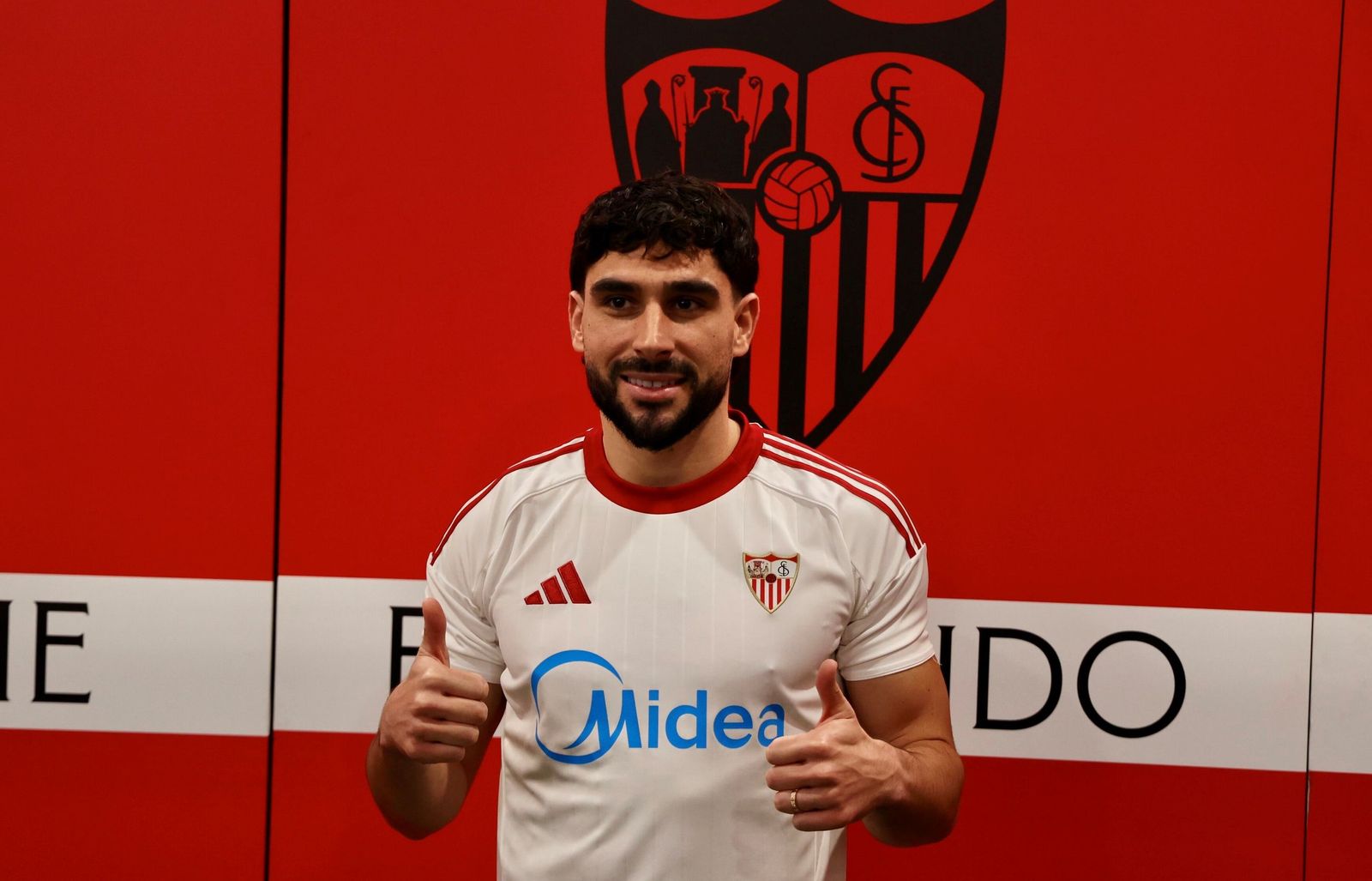 Maupay posa con la camiseta del Sevilla tras su presentación.
