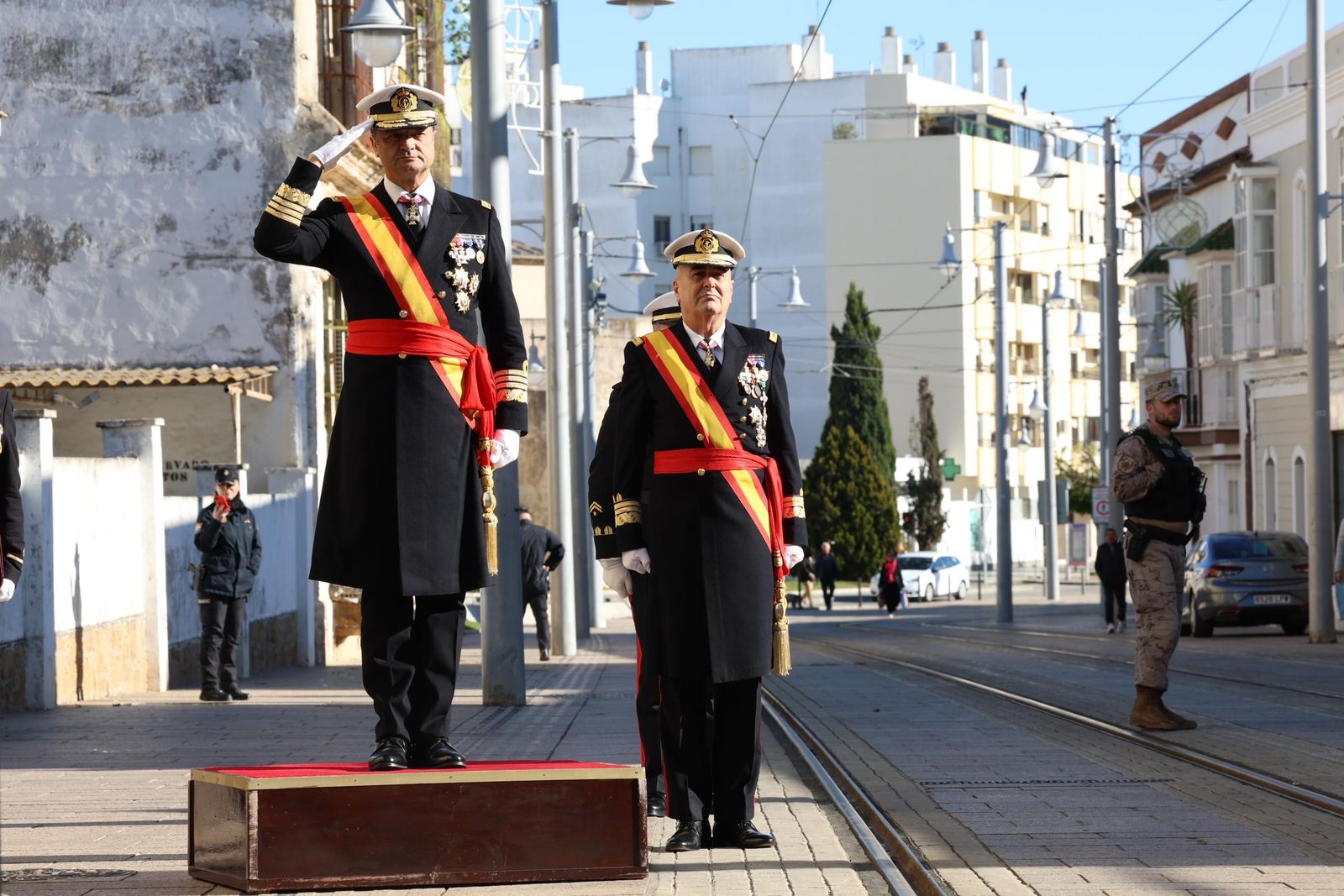 El Almirante de la Flota recibe la novedad en el comienzo de la celebración de la Pascua Militar en San Fernando