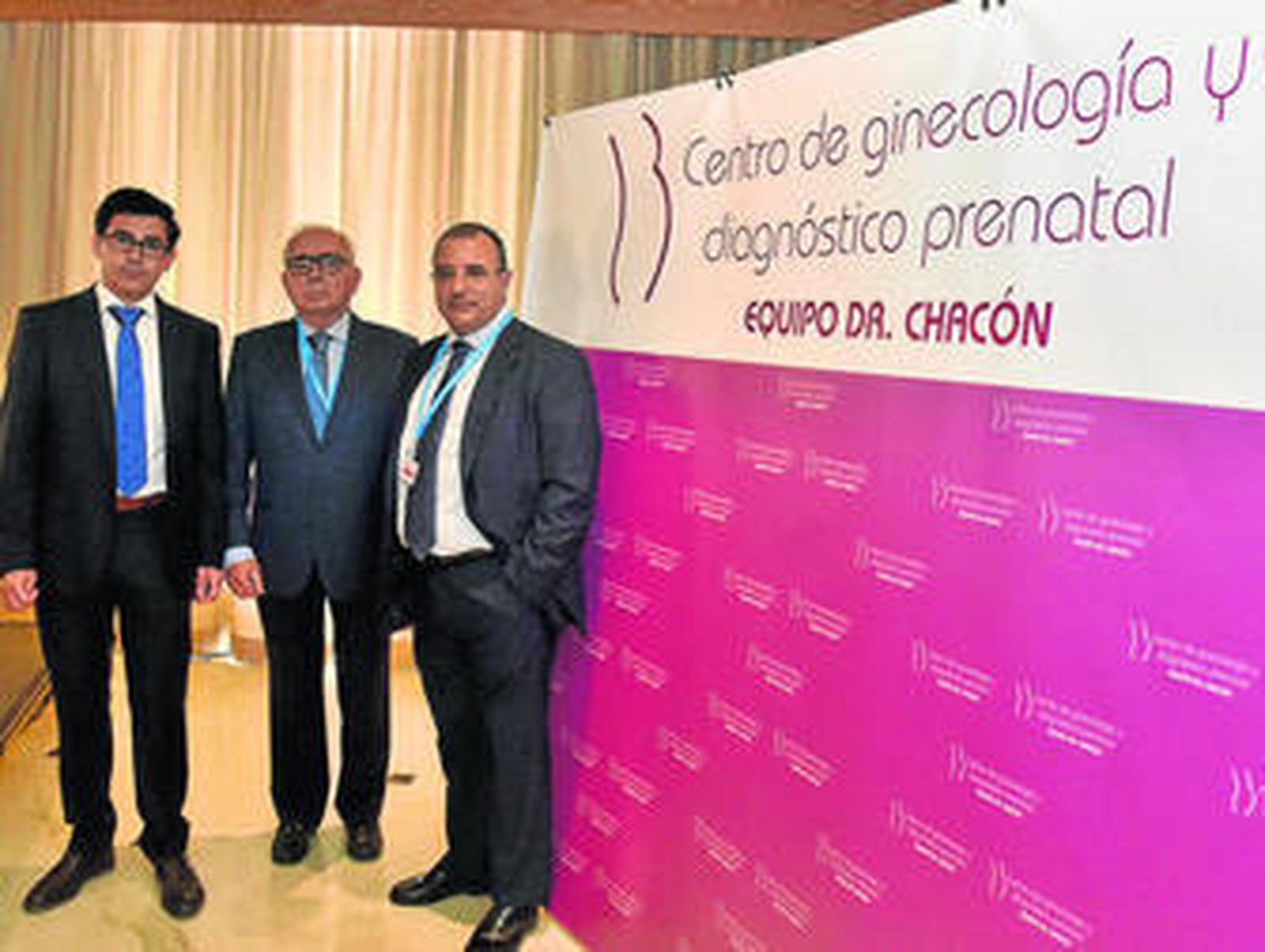 Los doctores José Antonio Sainz, Lorenzo Chacón y José Barrera, ayer durante el encuentro.