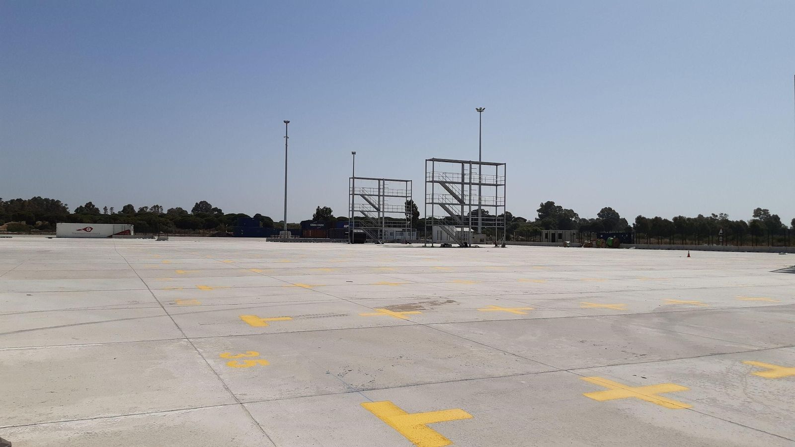 Primer equipamiento de Yilport en la nueva superficie destinado al manejo de contenedores.