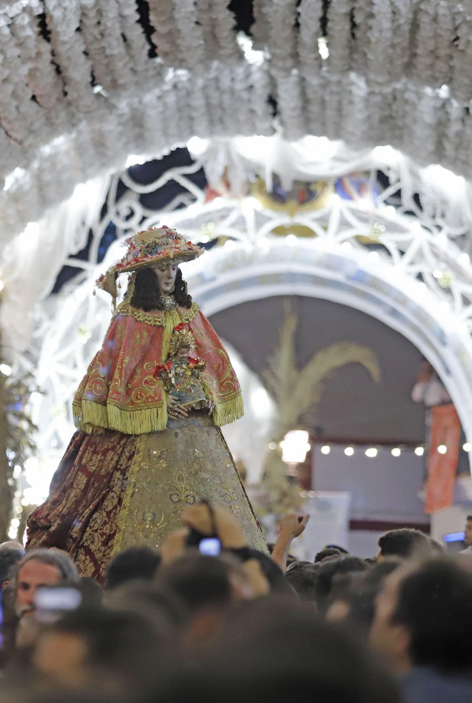 La Virgen del Rocío recorre las calles de Almonte hacia el Chaparral para el inicio del Camino de los Llanos
