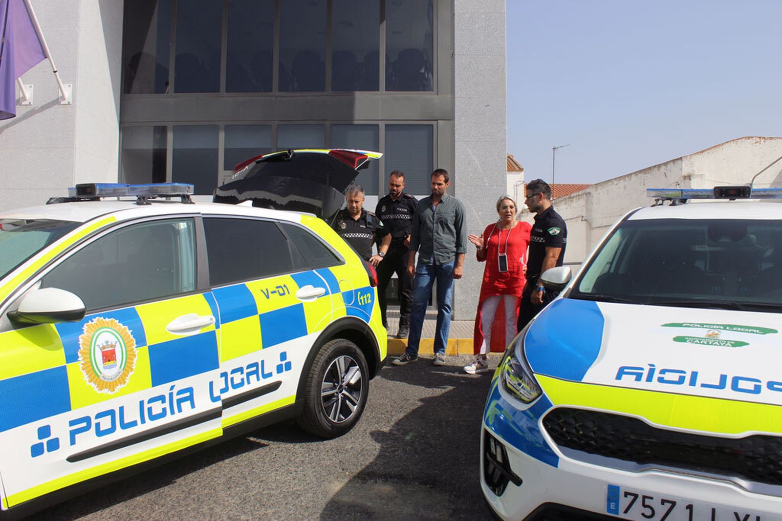 Los dos nuevos vehículos de la Policía Local.
