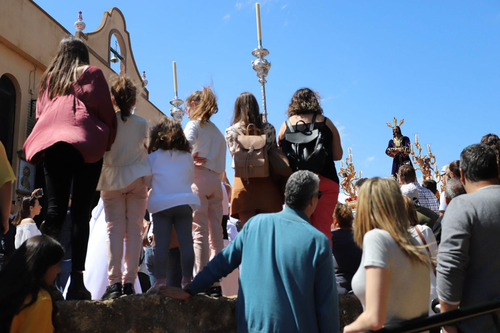 Imágenes del recorrido de la Hermandad del Cristo Cautivo de Huelva