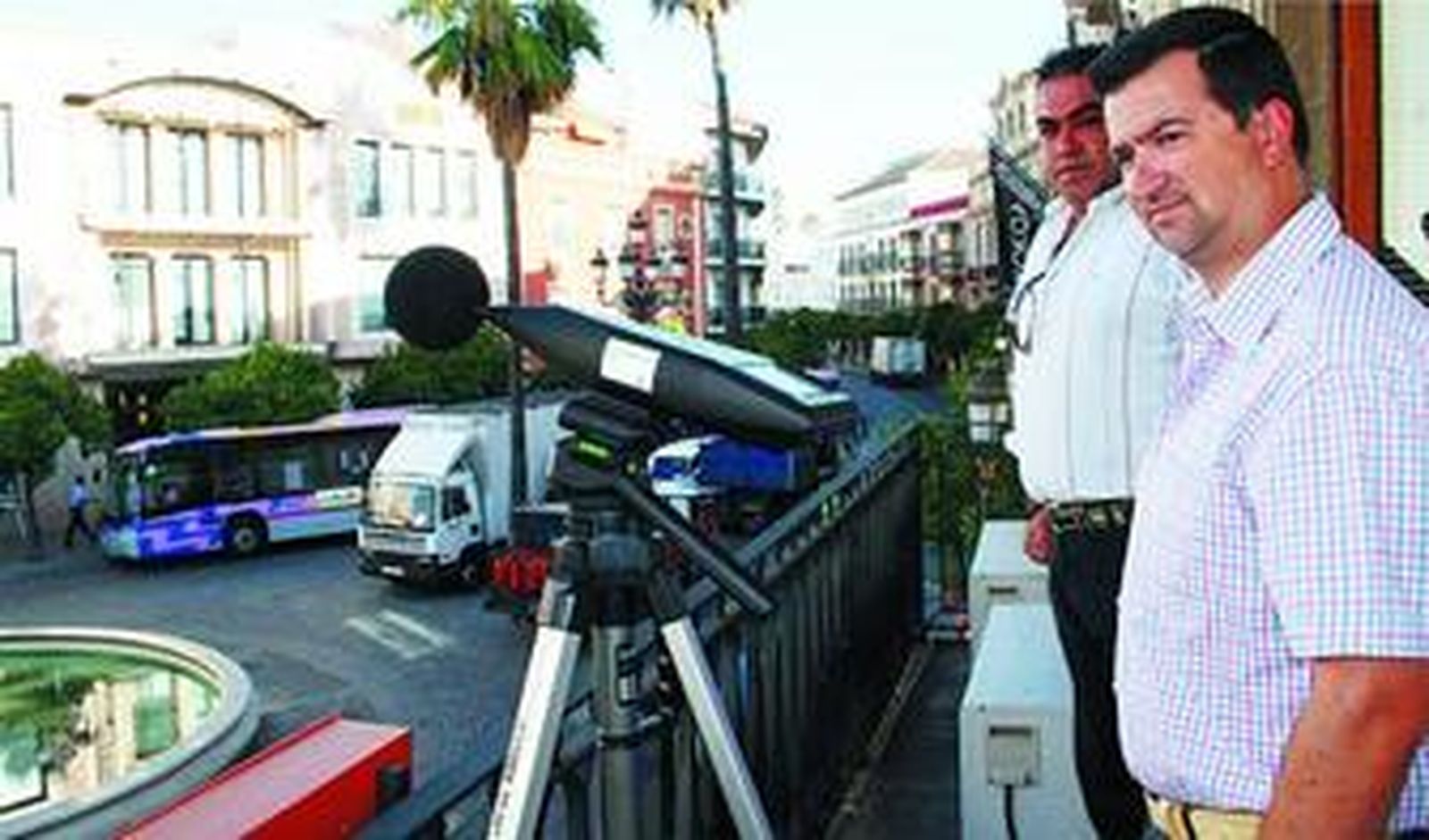 Ismael Pérez y José Ignacio Casares realizando una medición hace unos días.