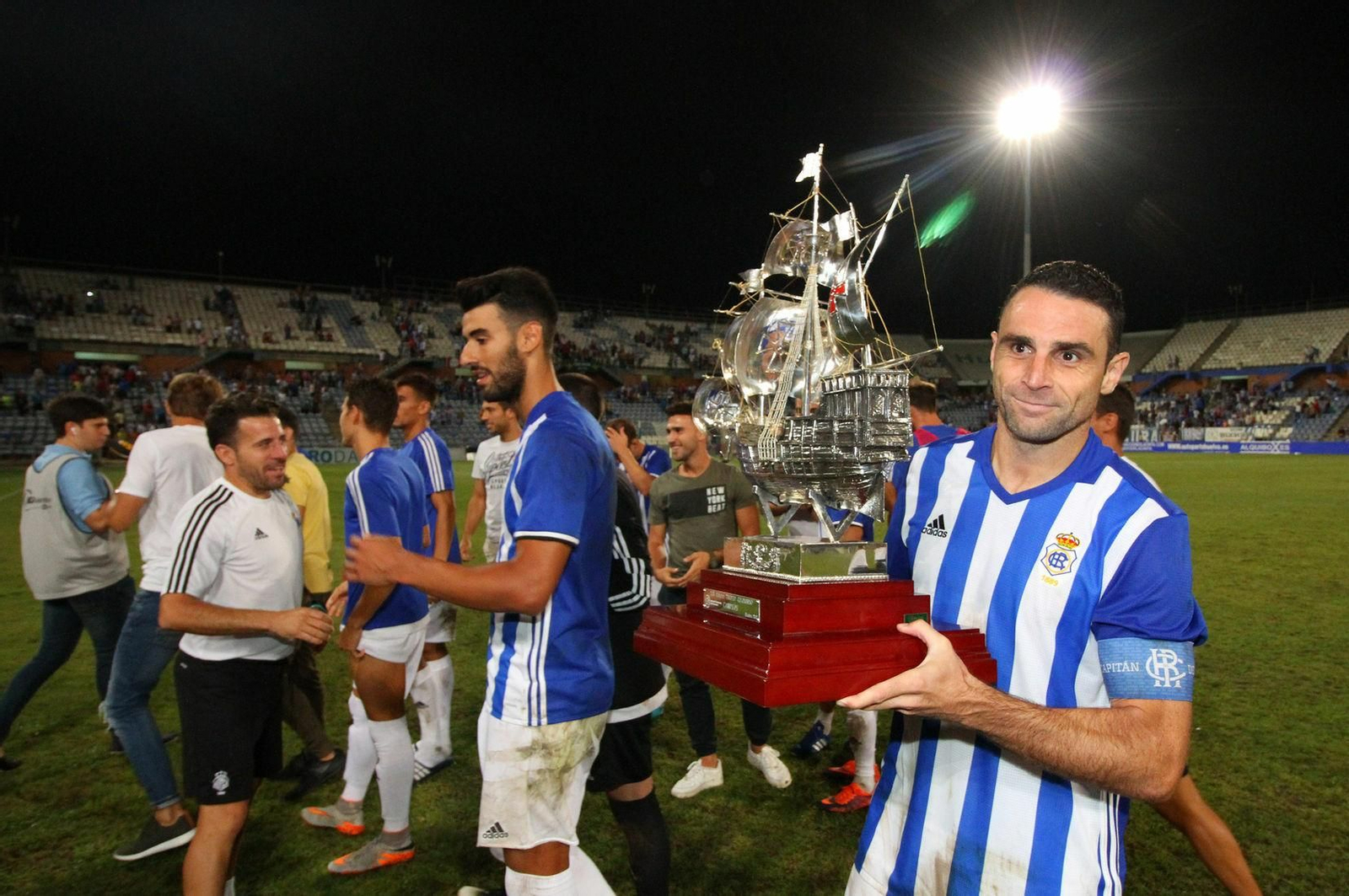 Antonio Núñez levanta la carabela de plata en la última edición disputada del Trofeo Colombino, en 2017.