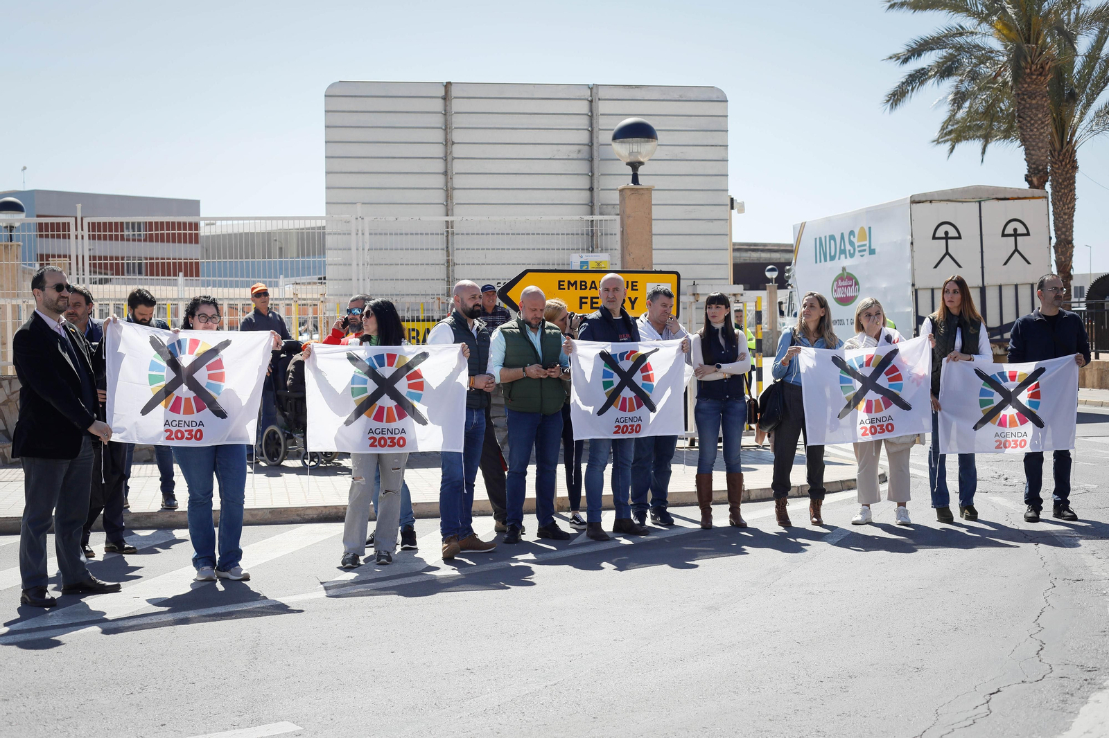 Los agricultores colapsan el puerto de Almería