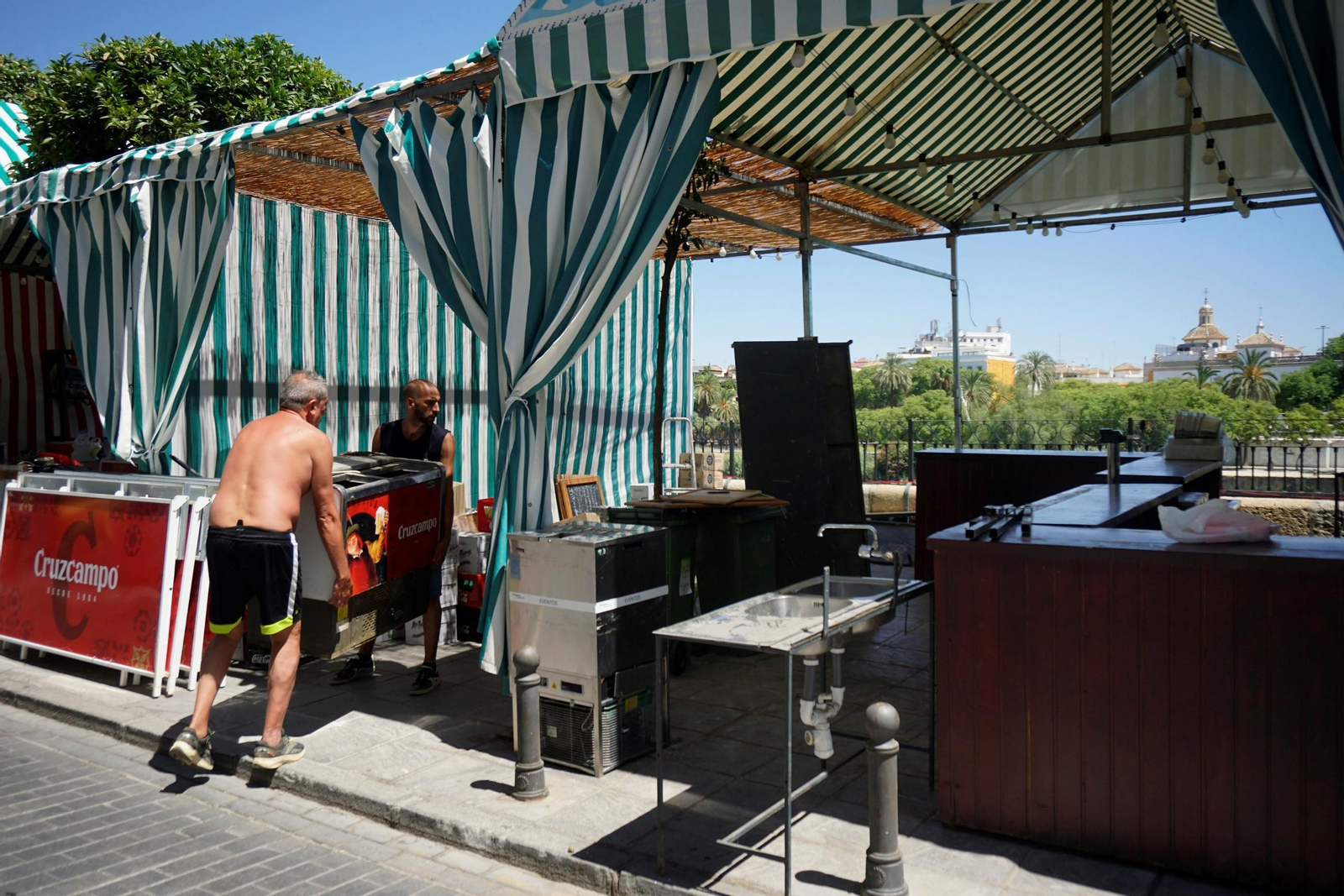 Últimos preparativos para el arranque de la Velá de Triana 2025