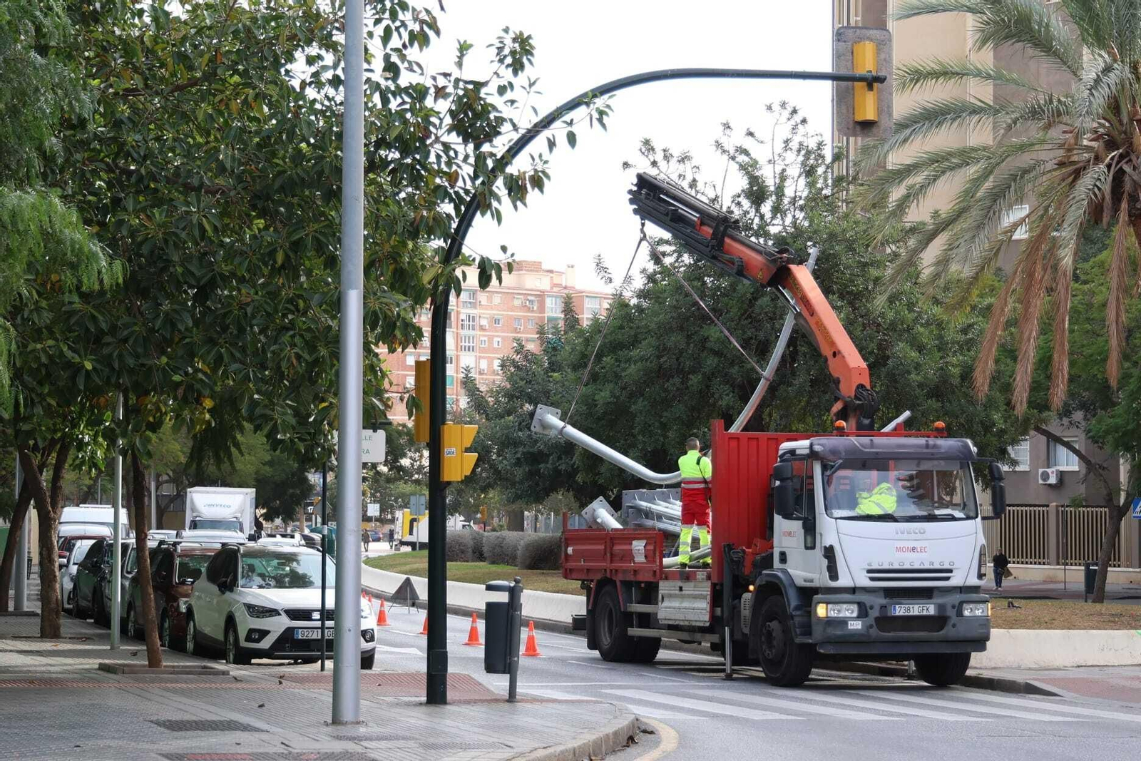 Operarios realizan trabajos en calle Hilera este lunes.