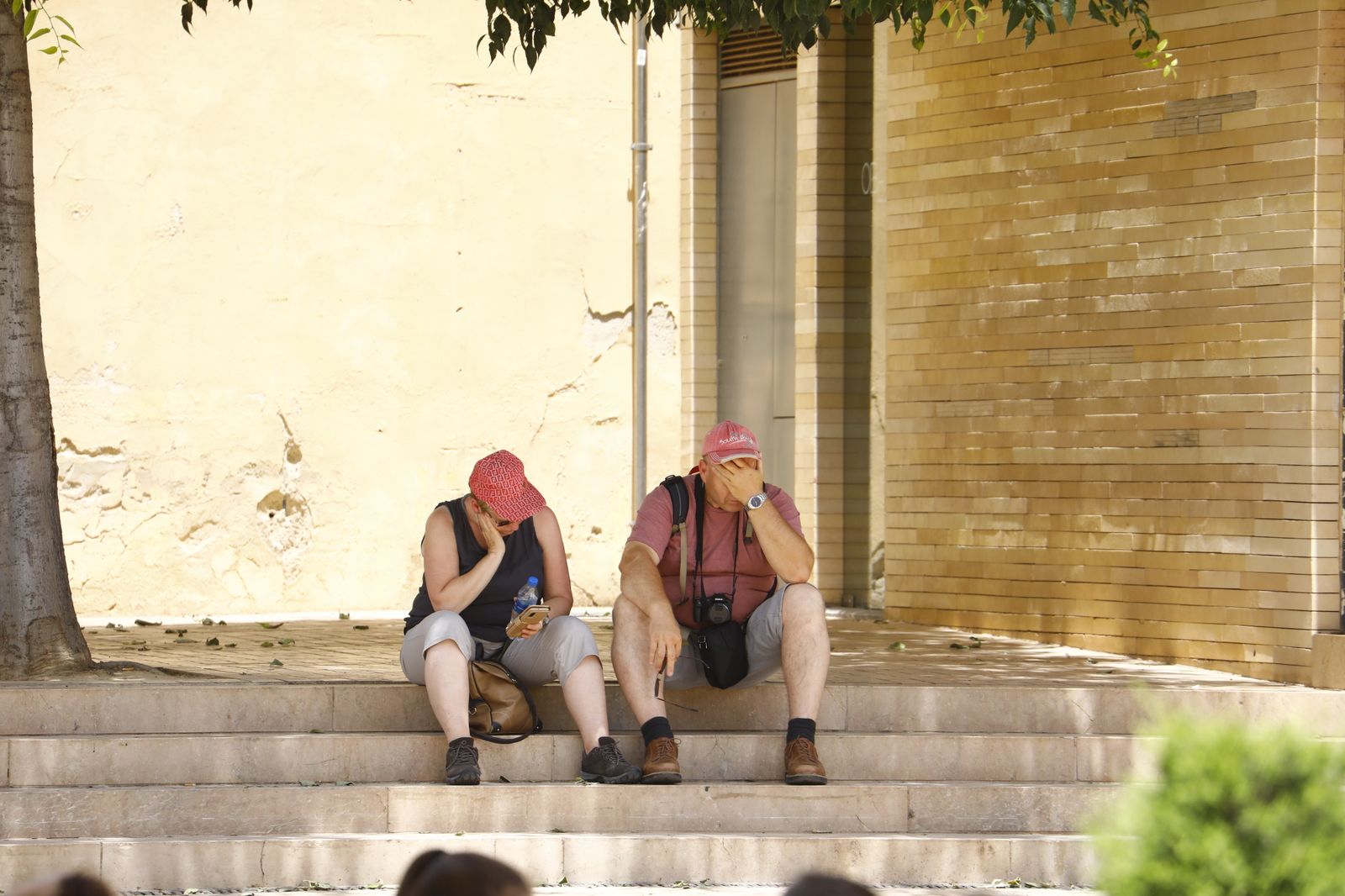 Imágenes de la ola de calor en Córdoba: sombreros, paraguas y fuentes para sobrevivir al aviso naranja