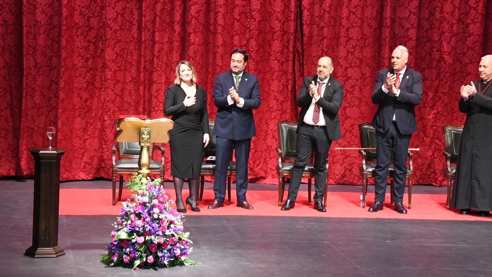 Almudena Santana recibe el aplauso de todos los asistentes al Pregón.