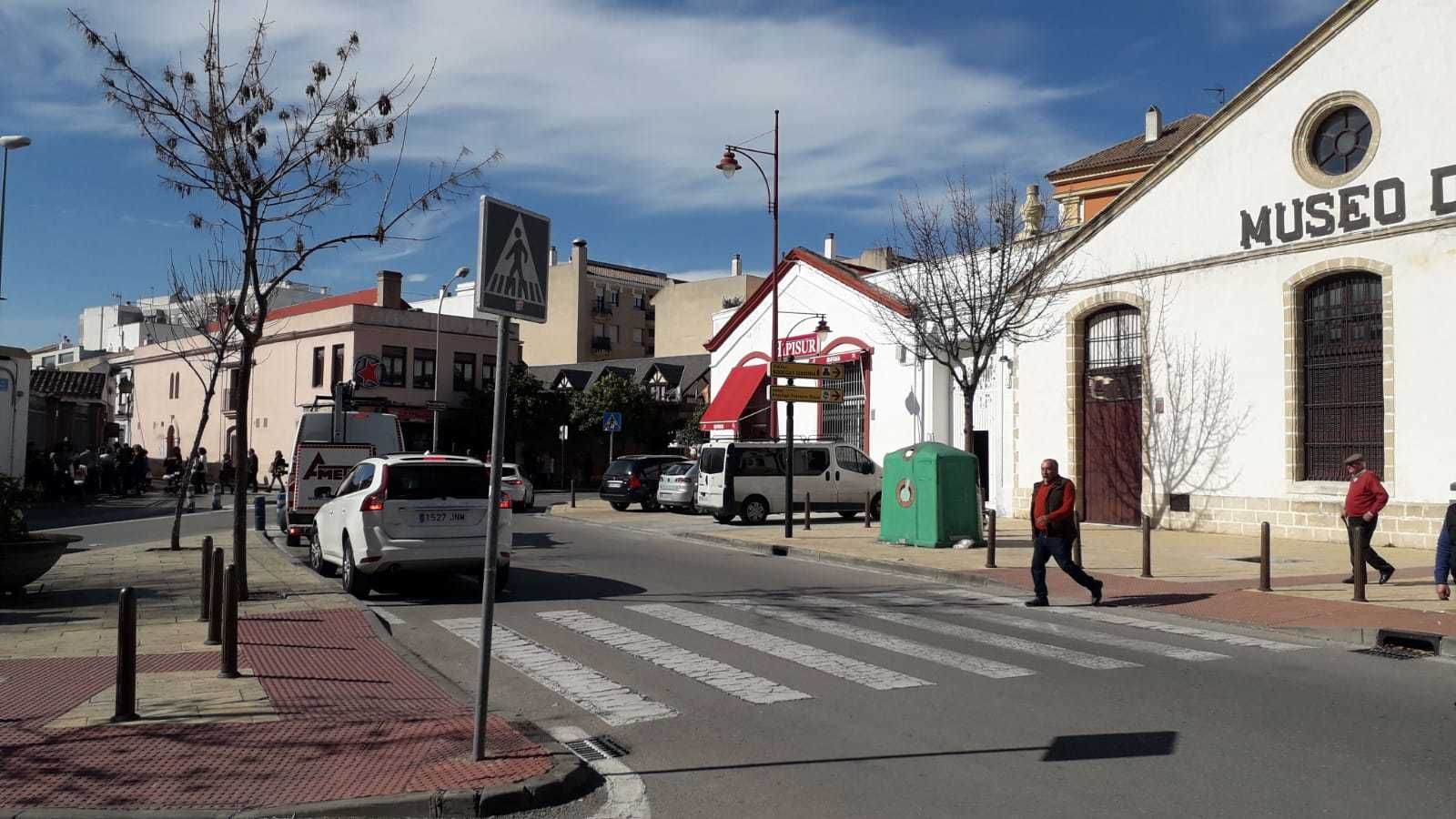 Imagen captada ayer del paso de cebra en el que tuvo lugar el grave atropello al deslumbrar el sol al conductor.