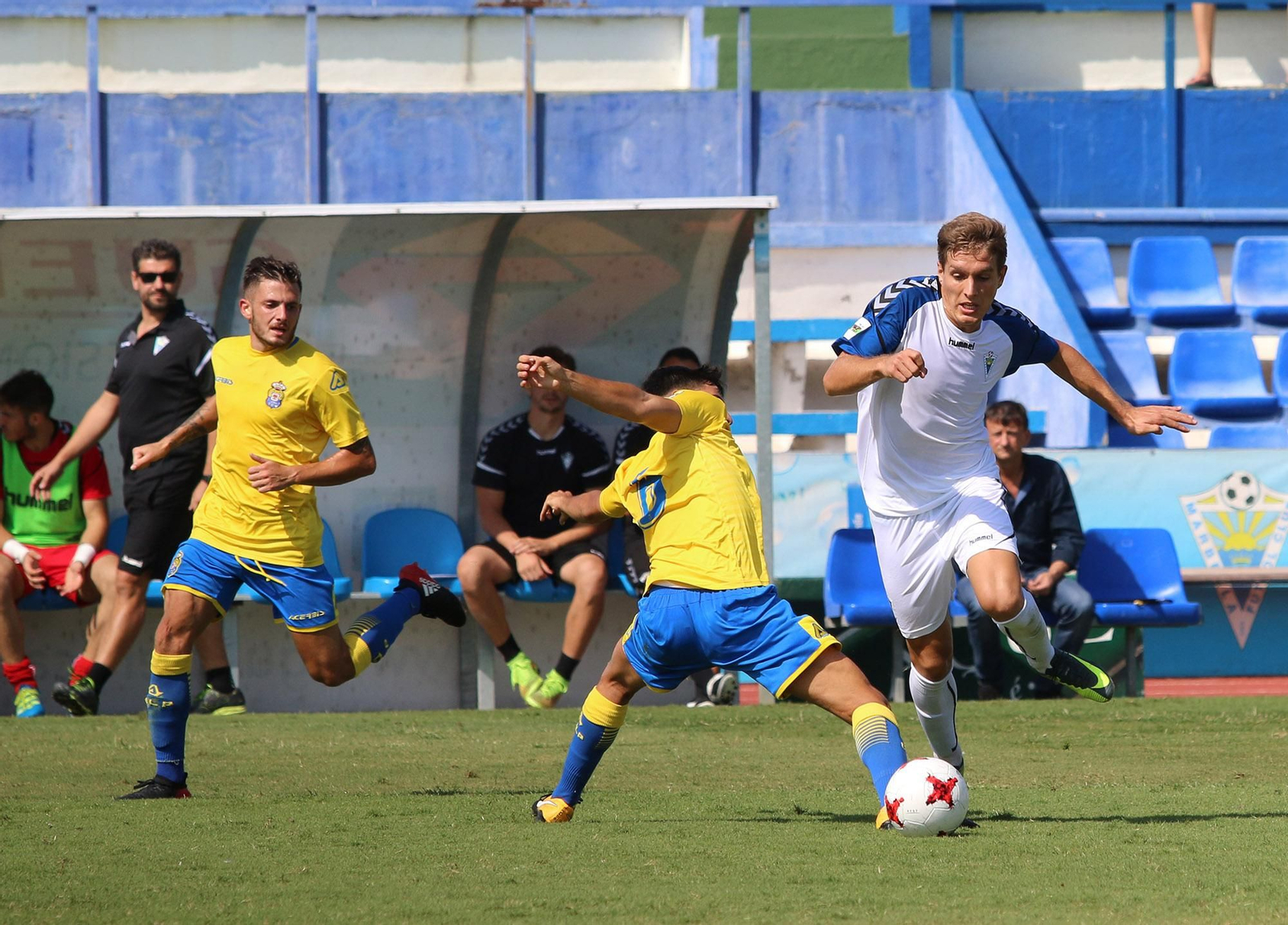 Corpas sortea la entrada de un futbolista de Las Palmas Atlético.