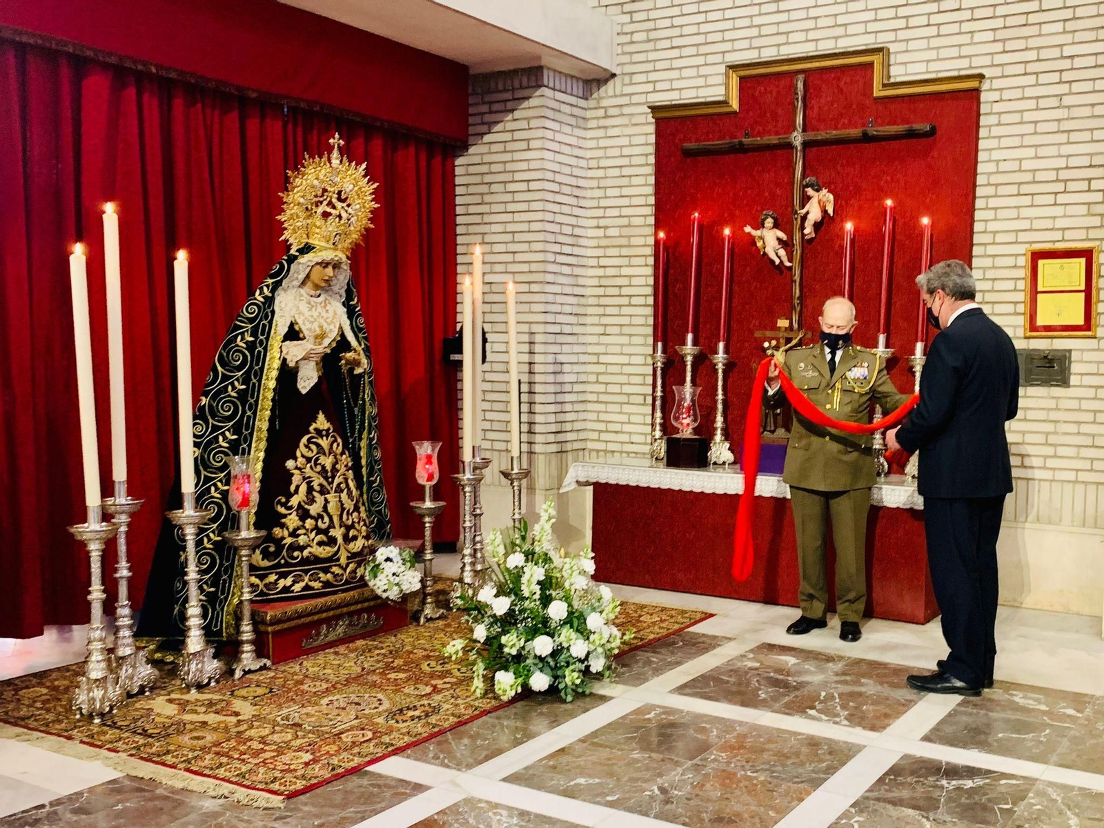 Momento de la entrega del fajín por parte del Teniente General de la Corte García. Momento de la entrega del fajín por parte del Teniente General de la Corte García.