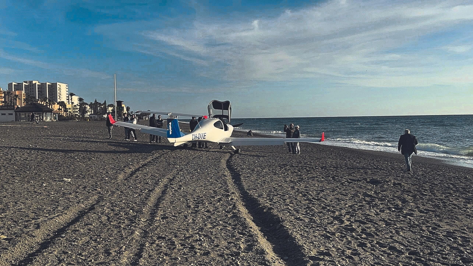 Una avioneta de prácticas procedente de Córdoba tiene que hacer un aterrizaje de emergencia en Salobreña