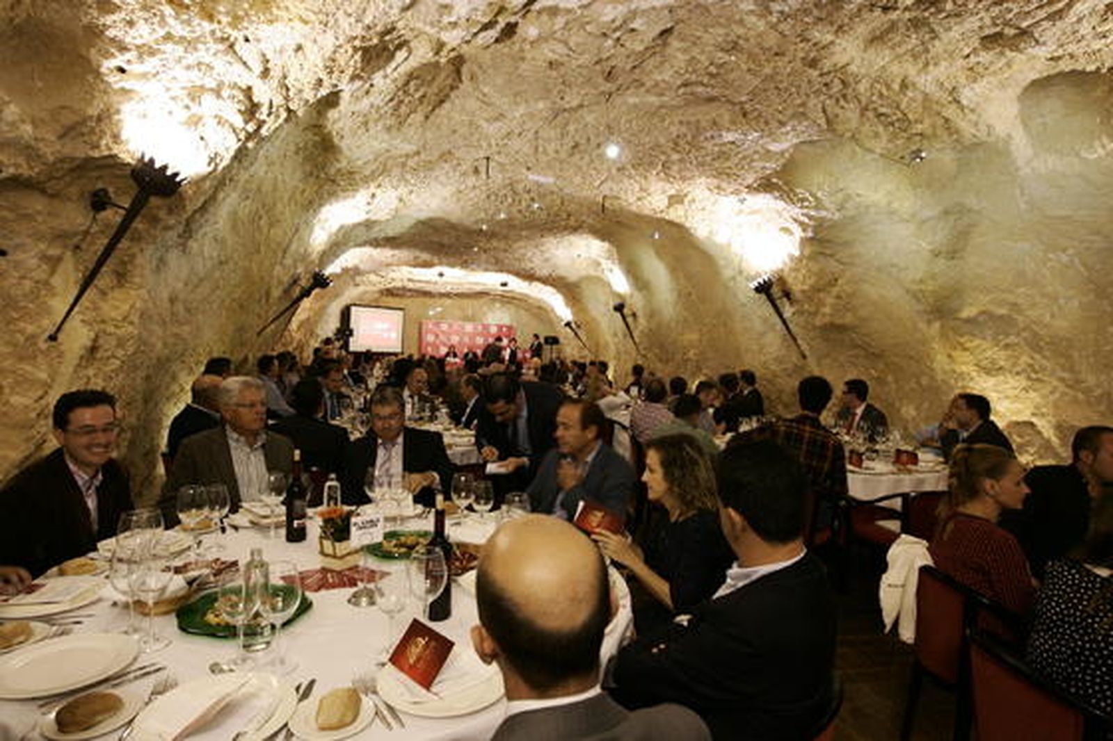 Alrededor de 120 personas abarrotaron una de las salas del Restaurante La Gruta

Foto: Javier Alonso