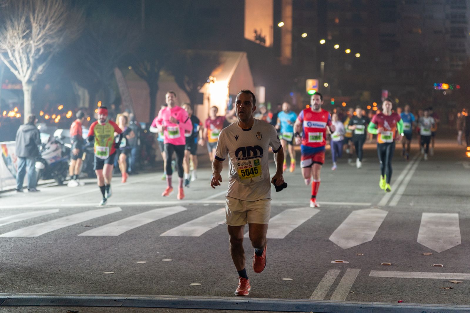 En imágenes: búscate en tu llegada a meta de la Carrera de San Antón 2026 (6)