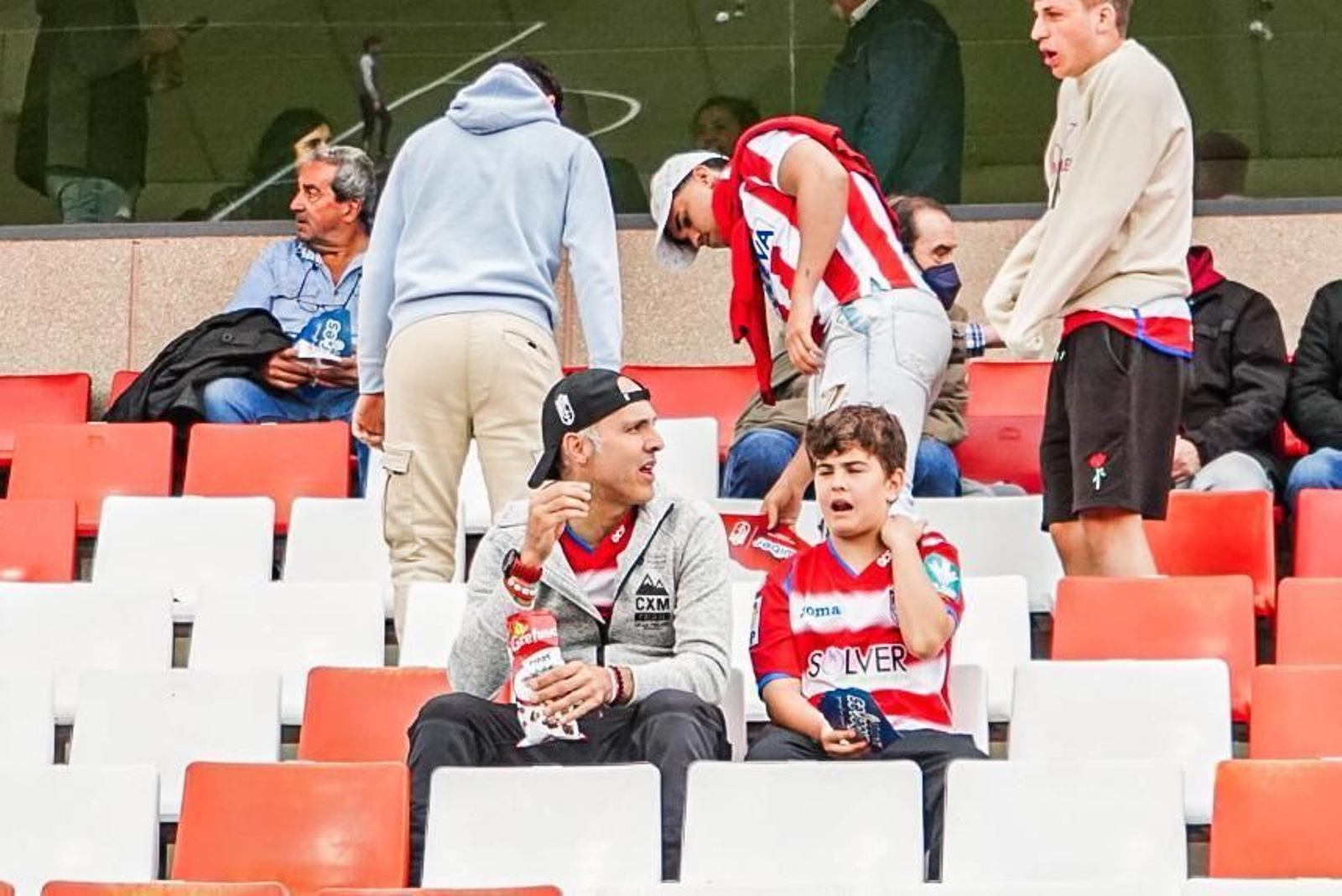 Encuéntrate en la grada de Los Cármenes en el Granada-Osasuna