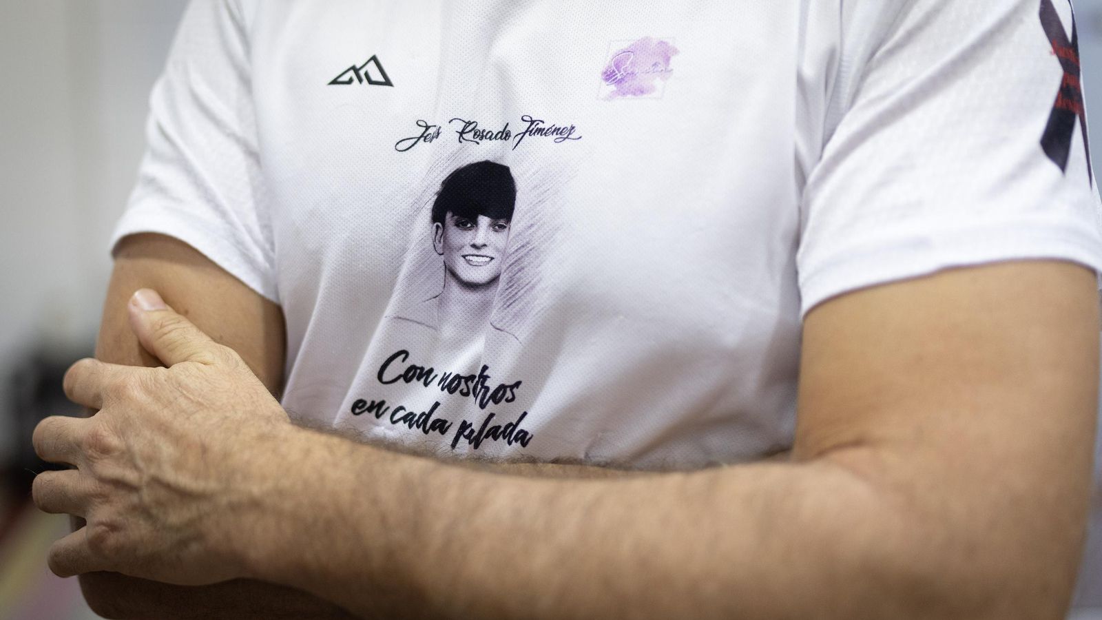 La cara de Jesús, en la camiseta del padre.