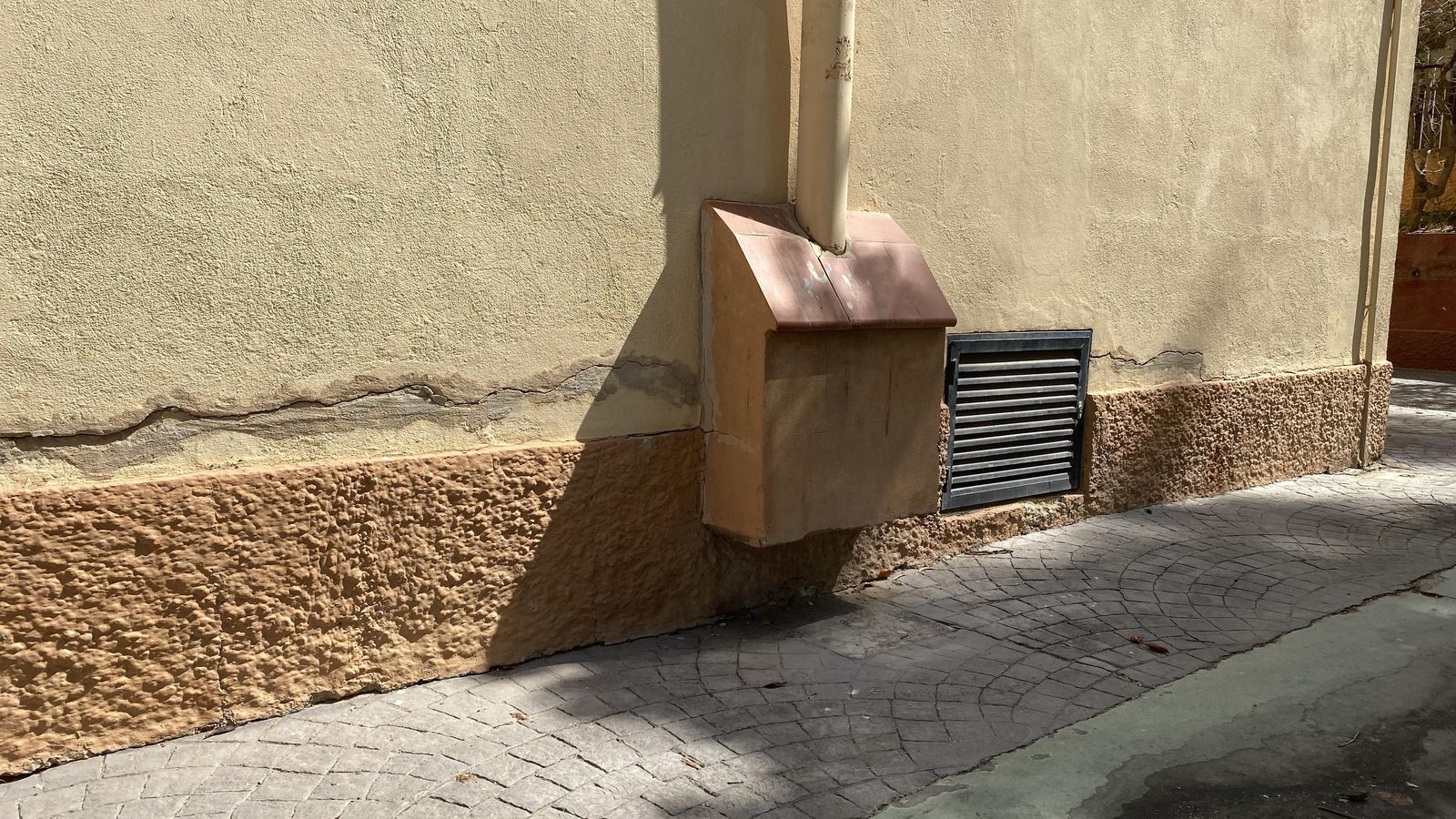 Una grieta en un bloque de viviendas en Las Flores.