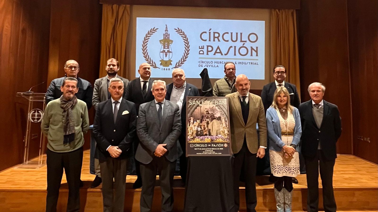 Fotografía de familia durante el acto de presentación