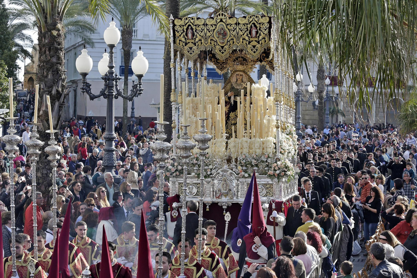 El palio de Nuestra Señora del Buen Fin, por la plaza de San Juan de Dios el pasado Miércoles Santo.