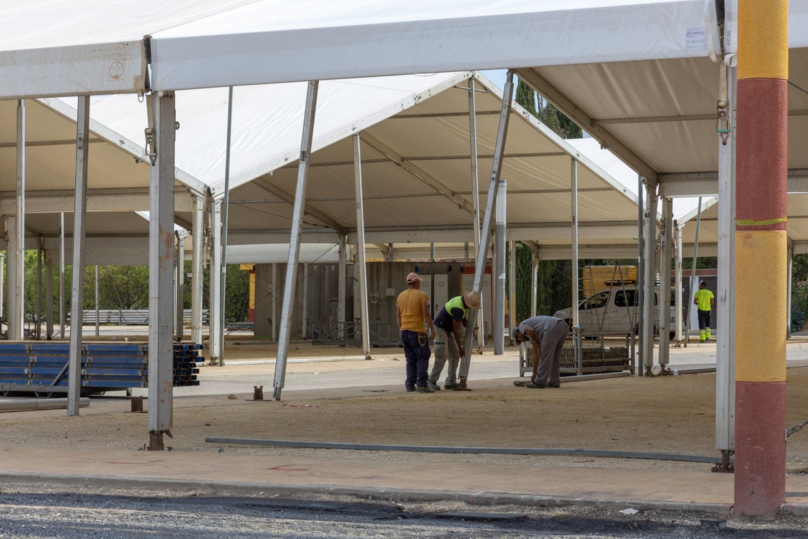 Montaje de casetas de la Feria de San Lucas, en imágenes