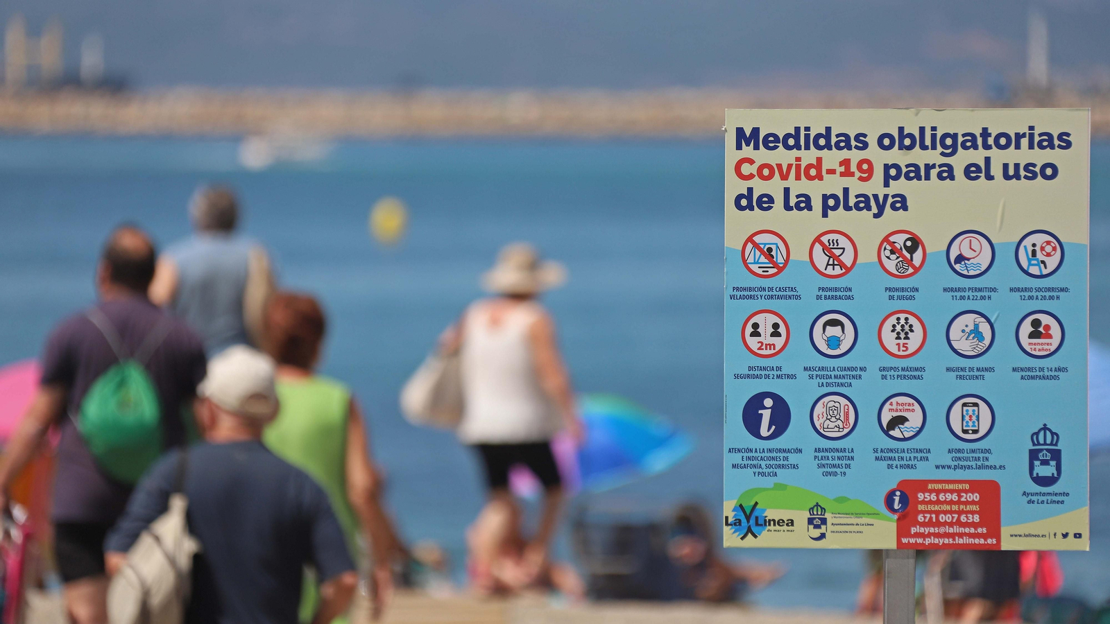 Un cartel informativo en una playa de La Línea, el año pasado. Un cartel informativo en una playa de La Línea, el año pasado.