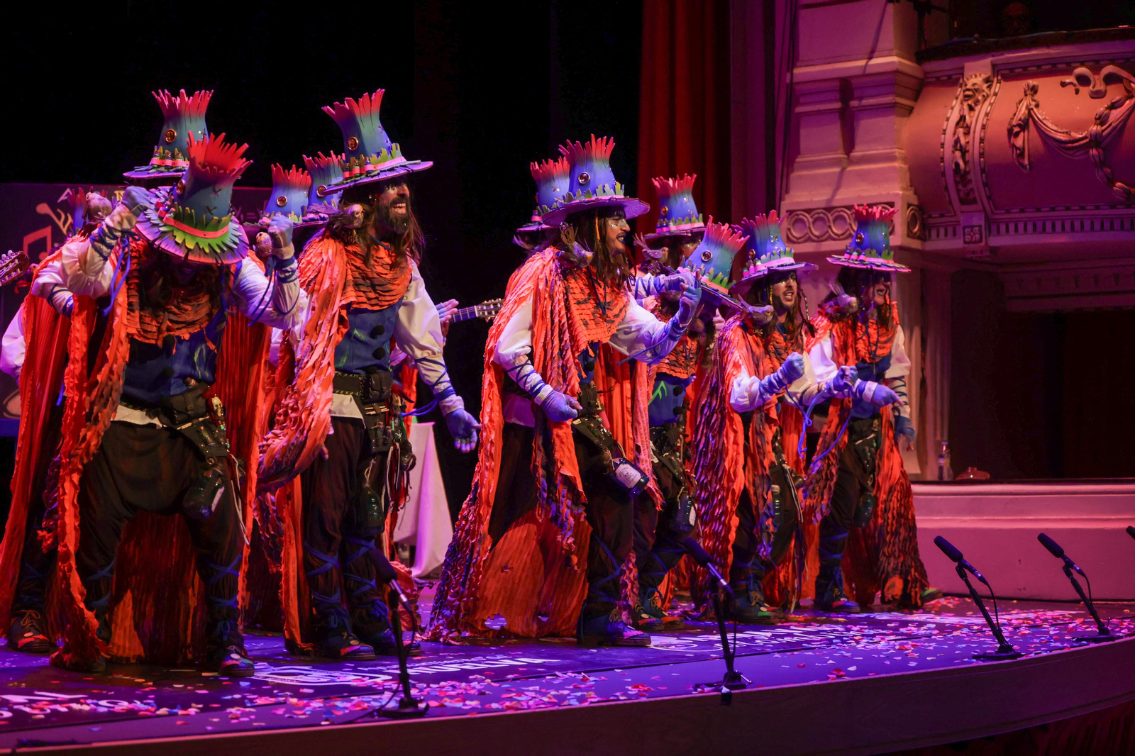 Imágenes de la actuación de la comparsa de Huelva "Los Alquimistas" en las semifinales del Carnaval Colombino