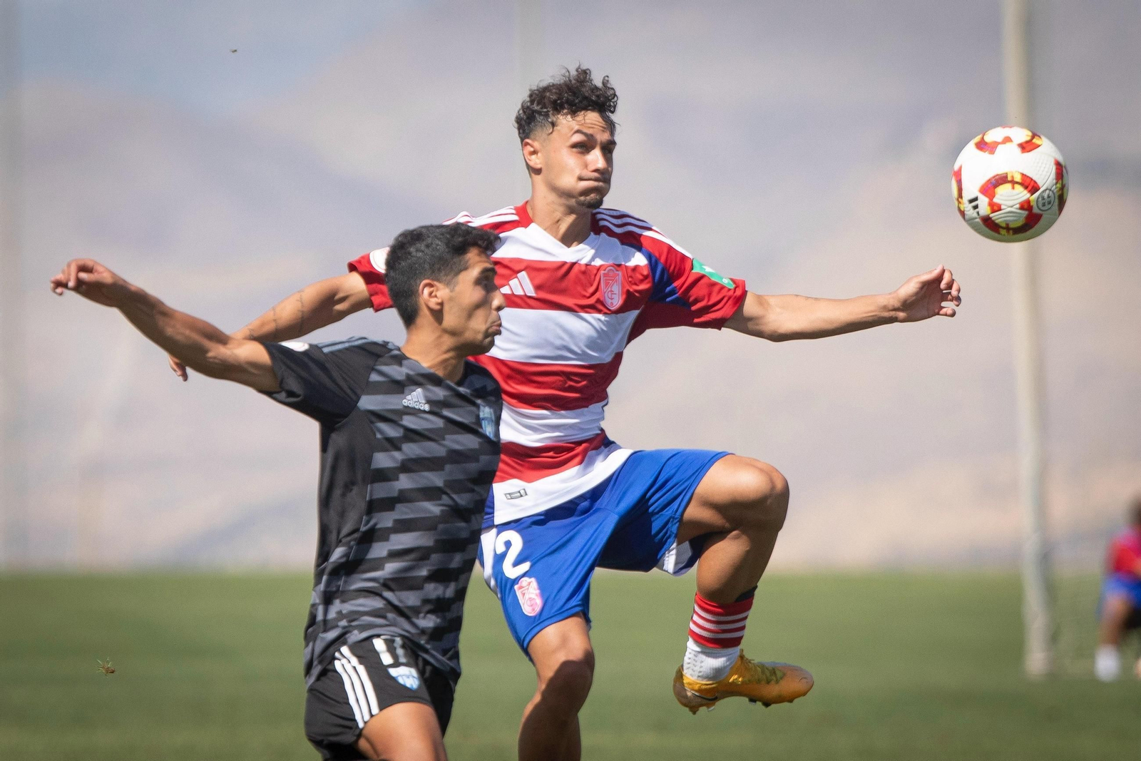Iker Pérez pugna con un contrario en el duelo disputado en la Ciudad Deportiva.