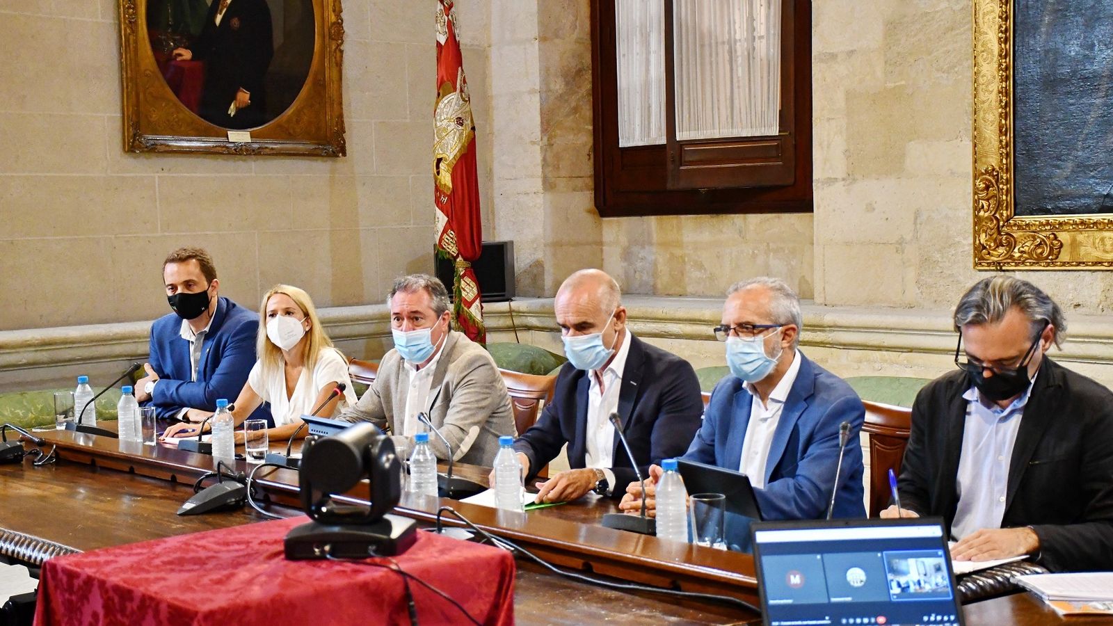 Rueda de prensa del gobierno socialista con la junta de compensación.