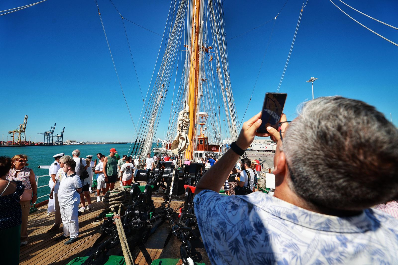 El gemelo del 'Elcano' está en Cádiz: las visitas al buque 'Esmeralda', en imágenes