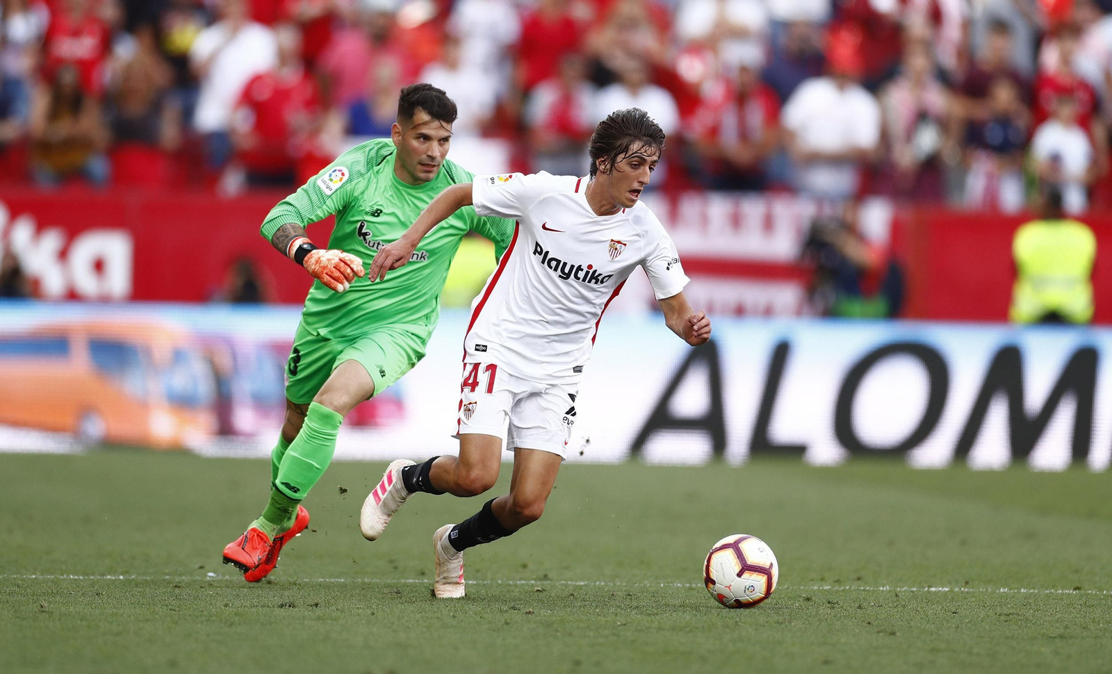 Bryan se escapa de Iago Herrerín en la jugada del 2-0.