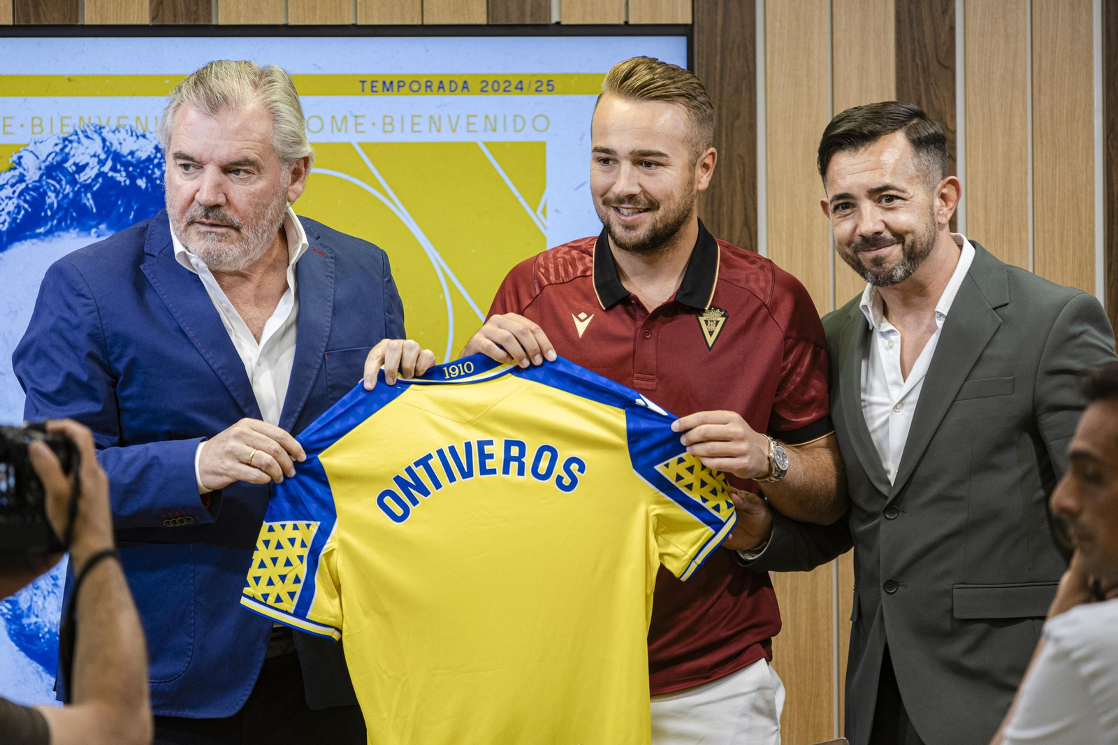 Las inusuales imágenes de la presentación de Ontiveros como nuevo jugador del Cádiz CF