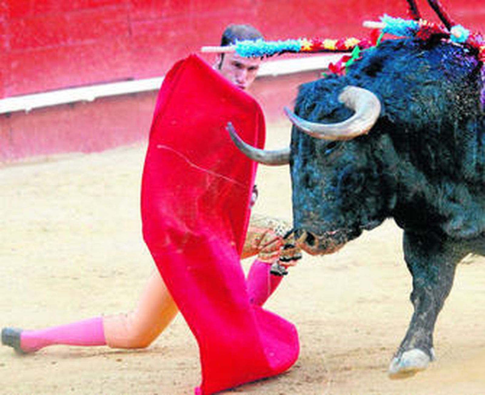 David Esteve, en un muletazo a su primer toro, al que cortó una oreja en la primera de las Fallas.