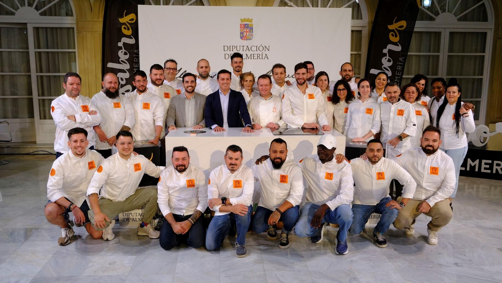 Foto de familia de cocineros, panaderos y reposteros de Almería Gastronómica junto al presidente de Diputación, Javier A. García, y el diputado de Promoción Agroalimentaria, Carlos Sánchez. Foto de familia de cocineros, panaderos y reposteros de Almería Gastronómica junto al presidente de Diputación, Javier A. García, y el diputado de Promoción Agroalimentaria, Carlos Sánchez.