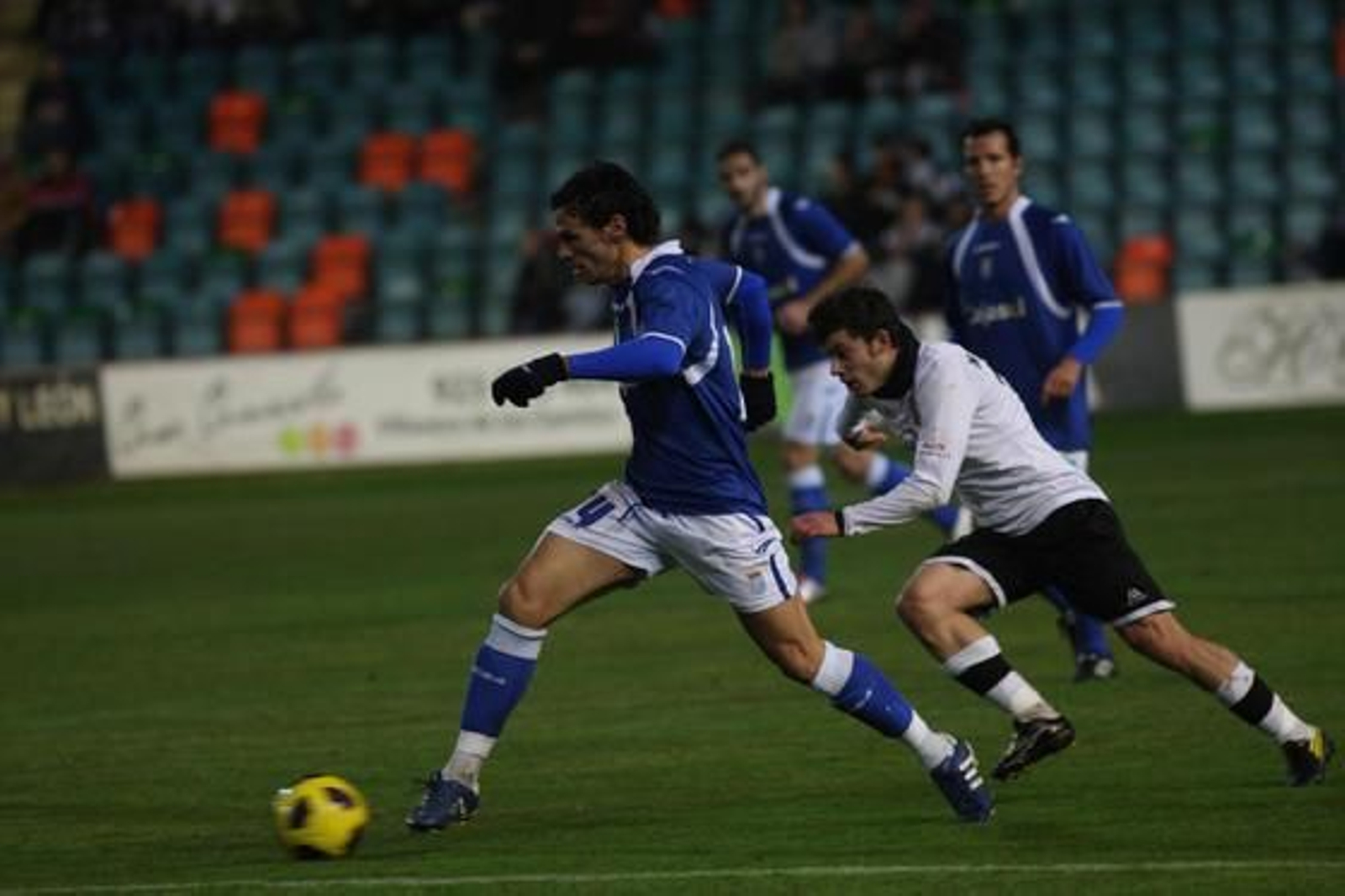 El equipo azulino se impone en el Helmántico y encadena así seis victorias seguidas, colocándose cuarto en la tabla./ Fotos: LOF

Foto: LOF