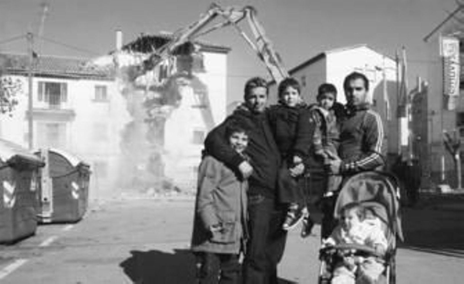 Juan Manuel Muñoz y Rubén Muñoz presenciaron ayer, junto a sus hijos, la demolición de sus viviendas.