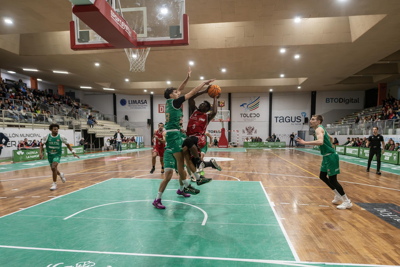 El conjunto rojillo no pudo traerse un resultado positivo del Pabellón Javier Lozano.