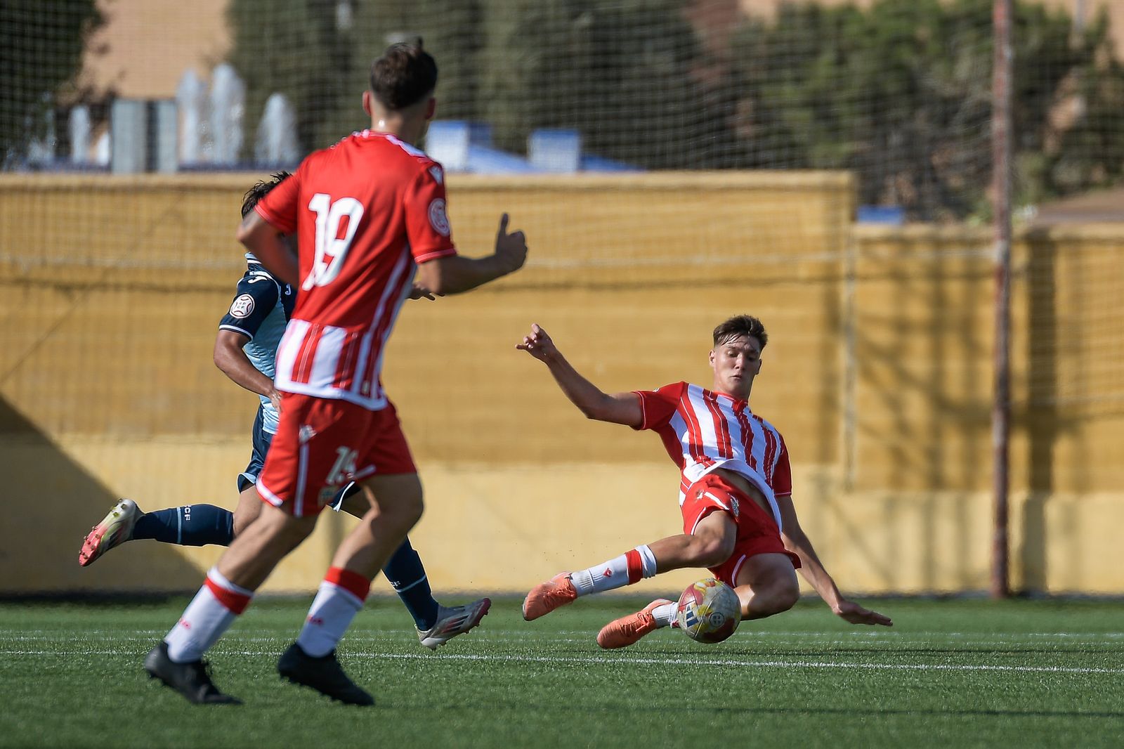 Nacho Rubio se tira para cortar un balón durante el encuentro de la primera vuelta en el Francisco Pomedio.