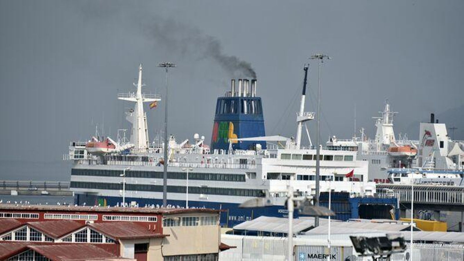 Ferry atracado en Algeciras con una densa columna de humo