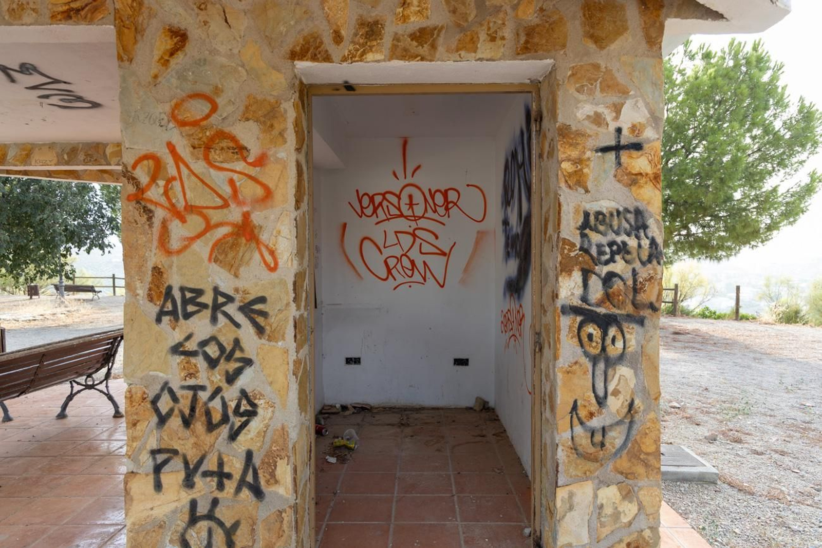 Estado de abandono del parque del Cerro de las Canteras