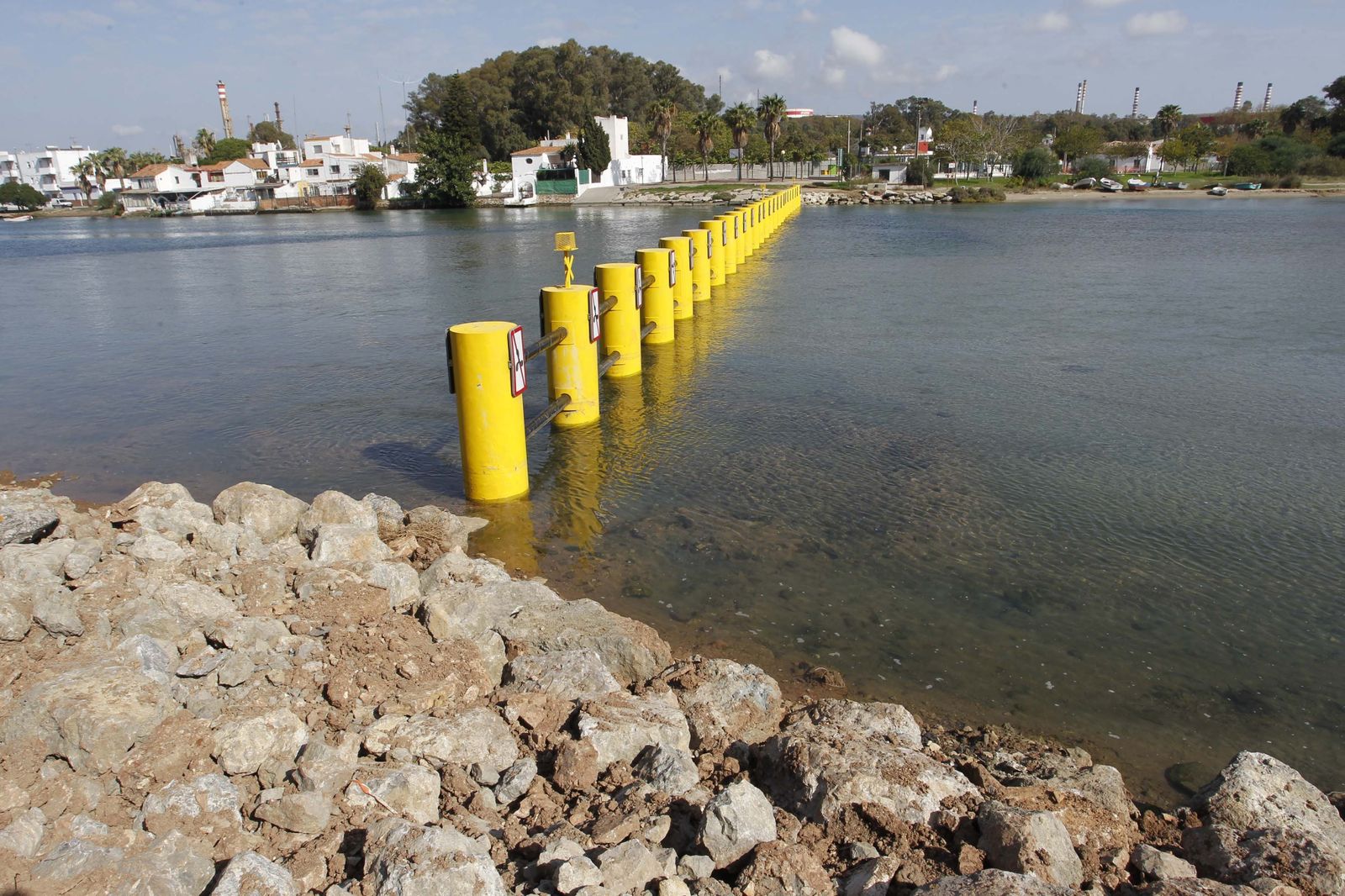 La barrera antinarcos construida en el río Guadarranque para impedir la entrada de embarcaciones.