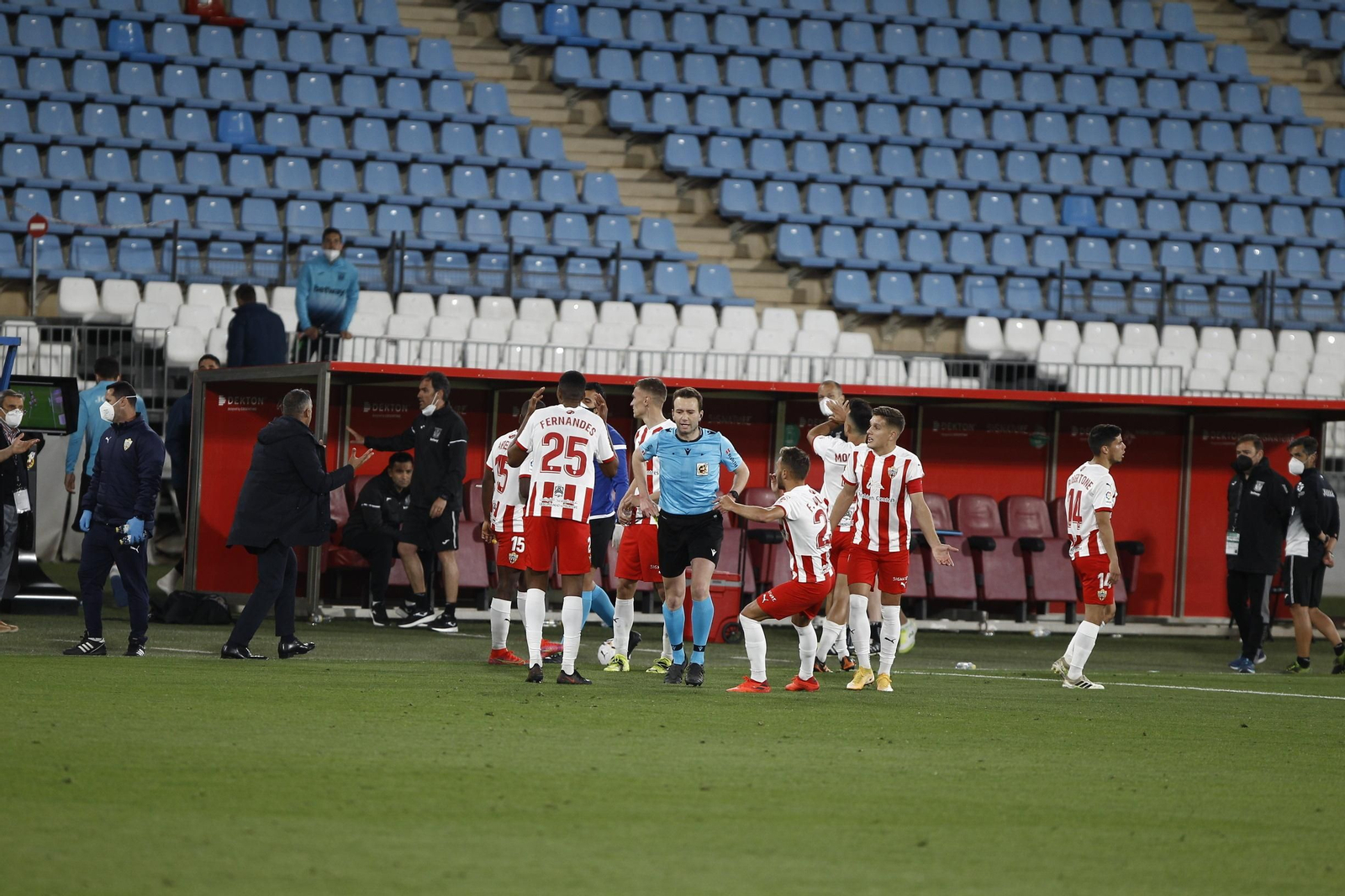 Los jugadores rojiblancos protestan a López Toca después de señalar el penalti. Los jugadores rojiblancos protestan a López Toca después de señalar el penalti.