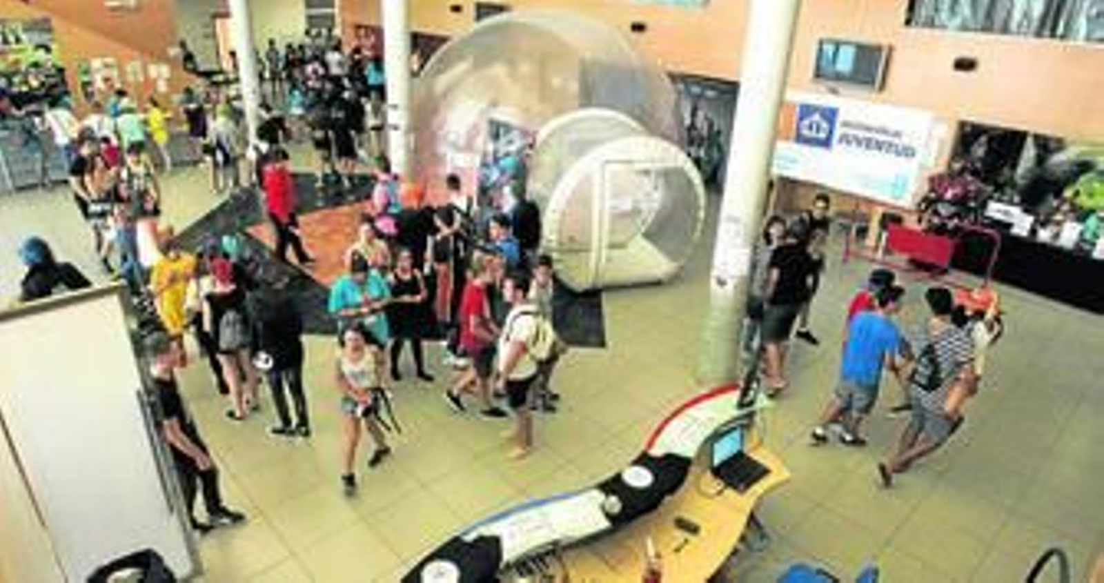 Ambiente general en la entrada principal del Palacio de Congresos de La Línea, ayer durante la celebración del quinto Salón del Cómic y el Manga.